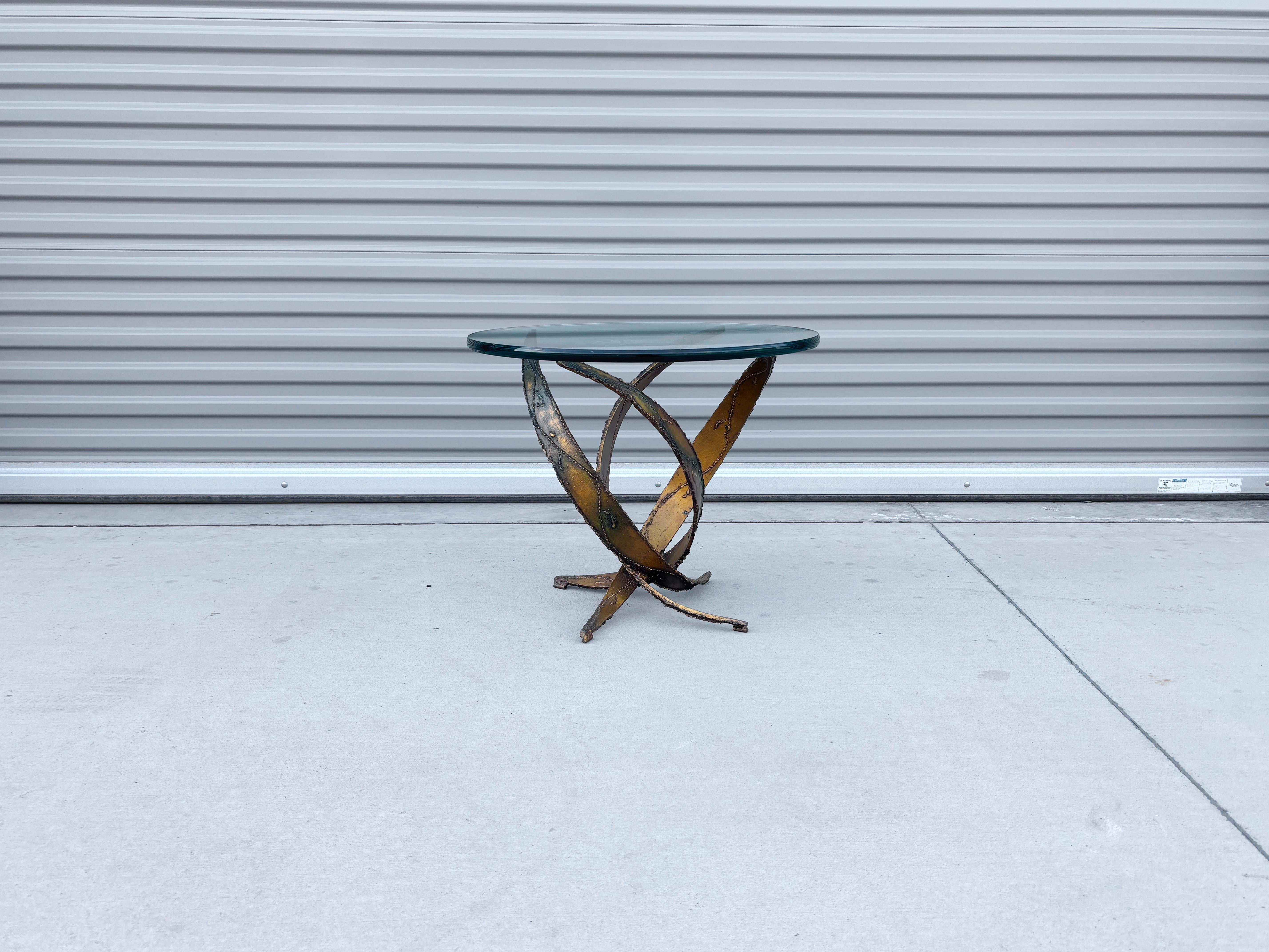 ✨ Mid-Century Brutalist in Gold & Glass ✨

This exceptional pair of Silas Seandel side tables from the 1970s showcases the perfect blend of form and function. Crafted from curved, gold-tone, torch-cut metal sections, these tables are as much art as