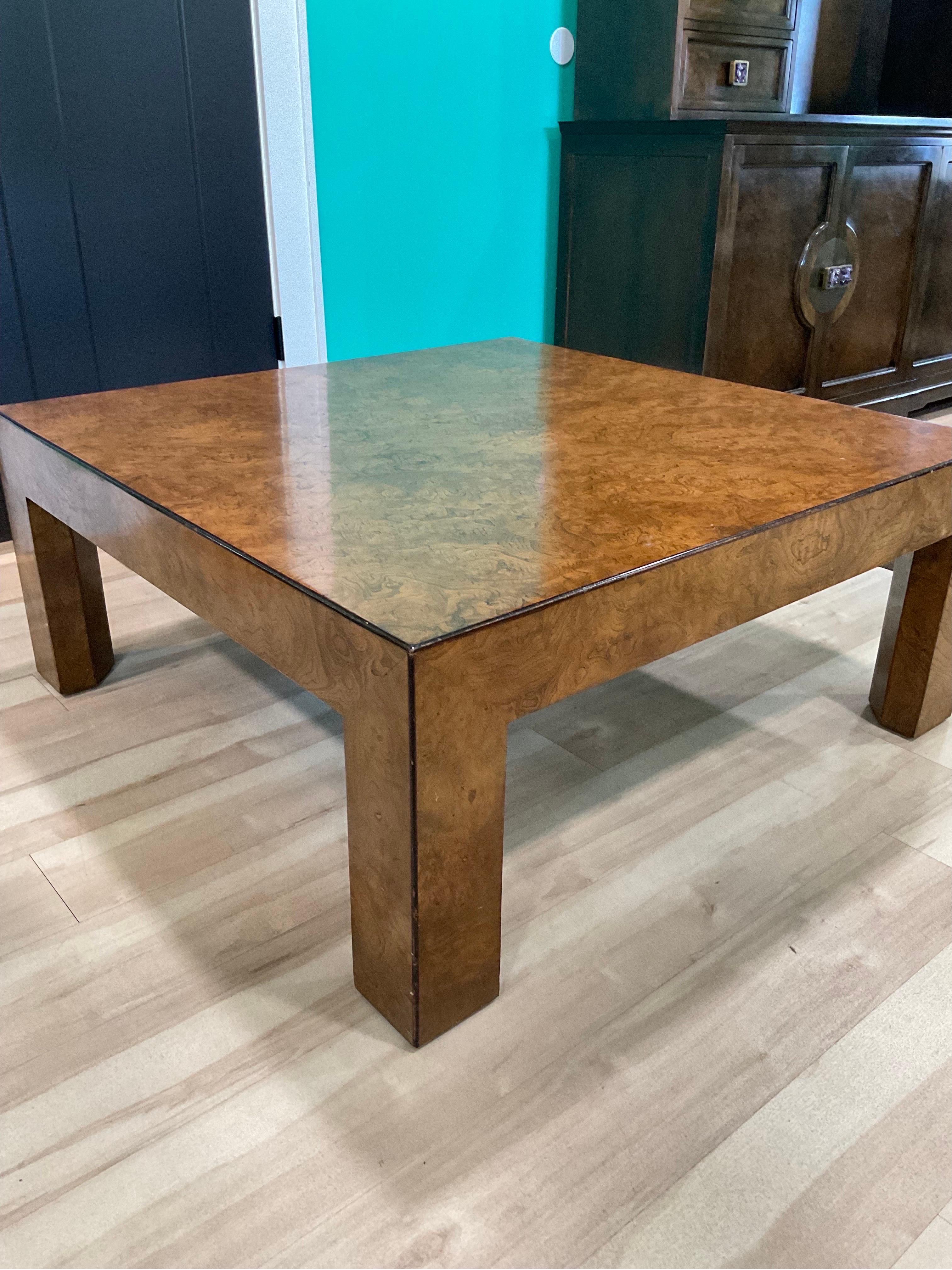 Espectacular mesa baja de madera burilada de estilo parsons de John Widdicomb, firmada.



Divulgación de la condición:
Por favor, comprenda que casi todo nuestro inventario se compone de piezas vintage raras o muy raras. No son nuevas y tendrán