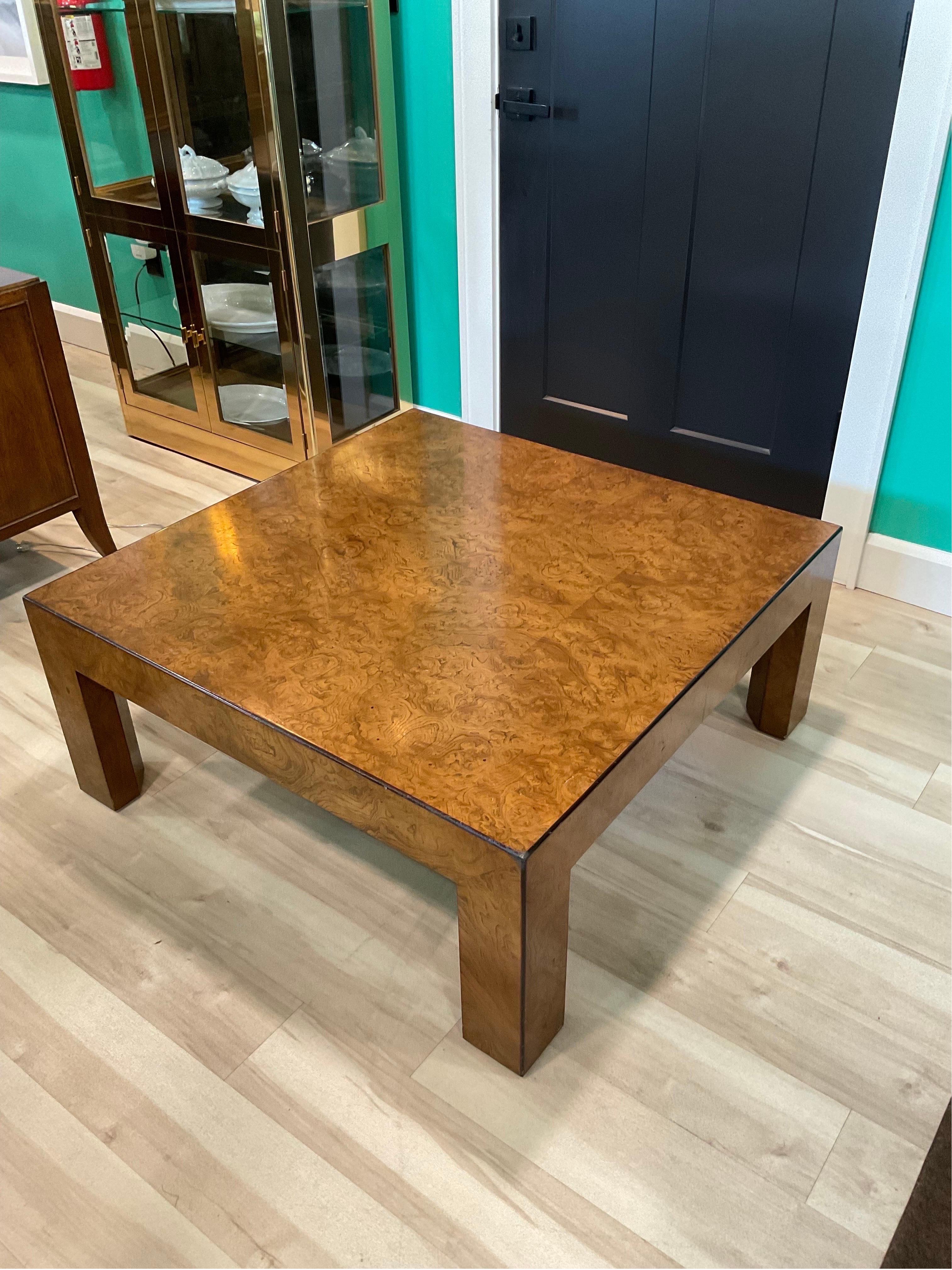Mesa de centro vintage burilada de los años 70 de John Widdicomb Norteamericano en venta