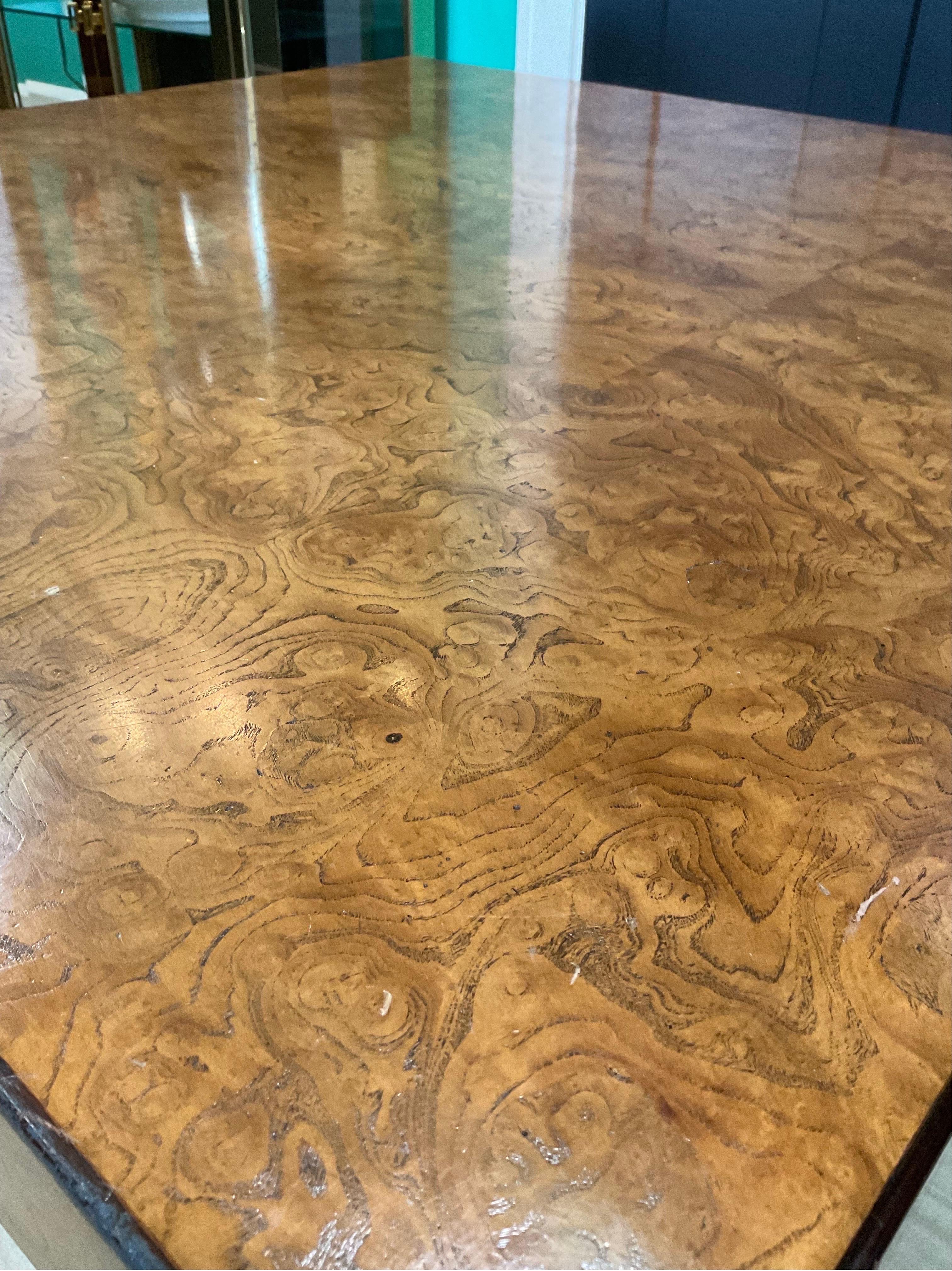 Mesa de centro vintage burilada de los años 70 de John Widdicomb finales del siglo XX en venta