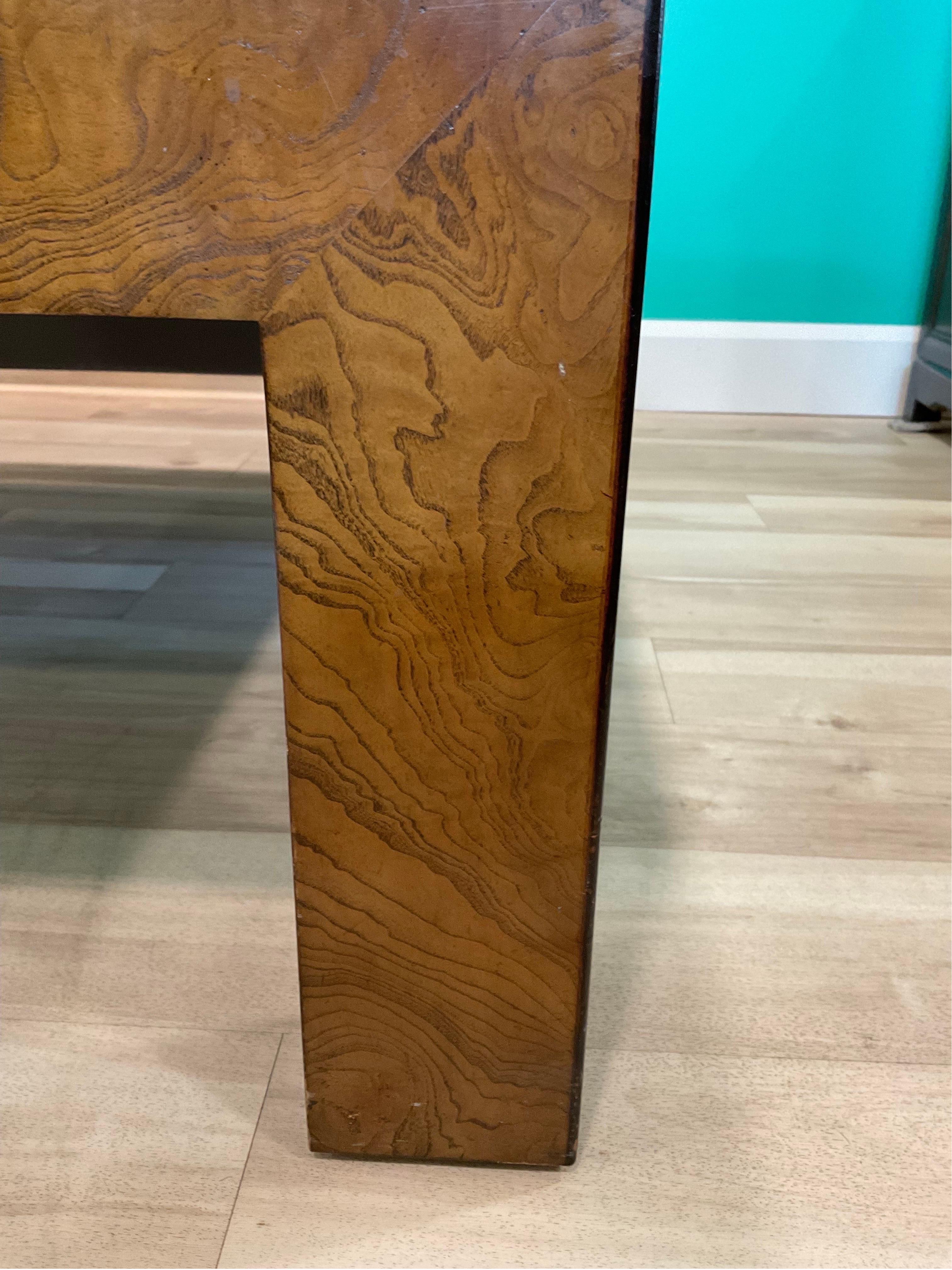 Mesa de centro vintage burilada de los años 70 de John Widdicomb Madera de burl en venta