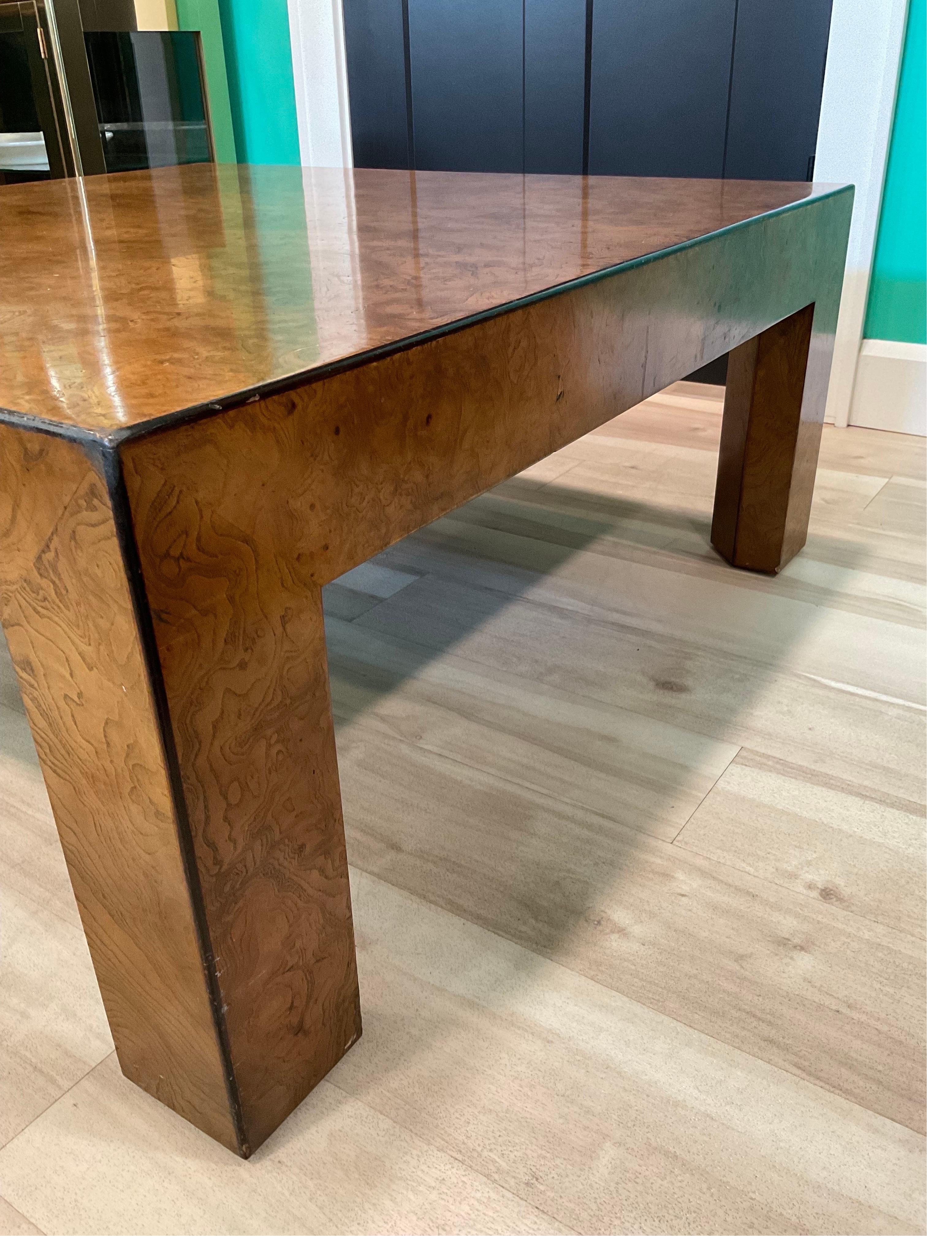 Mesa de centro vintage burilada de los años 70 de John Widdicomb en venta 1