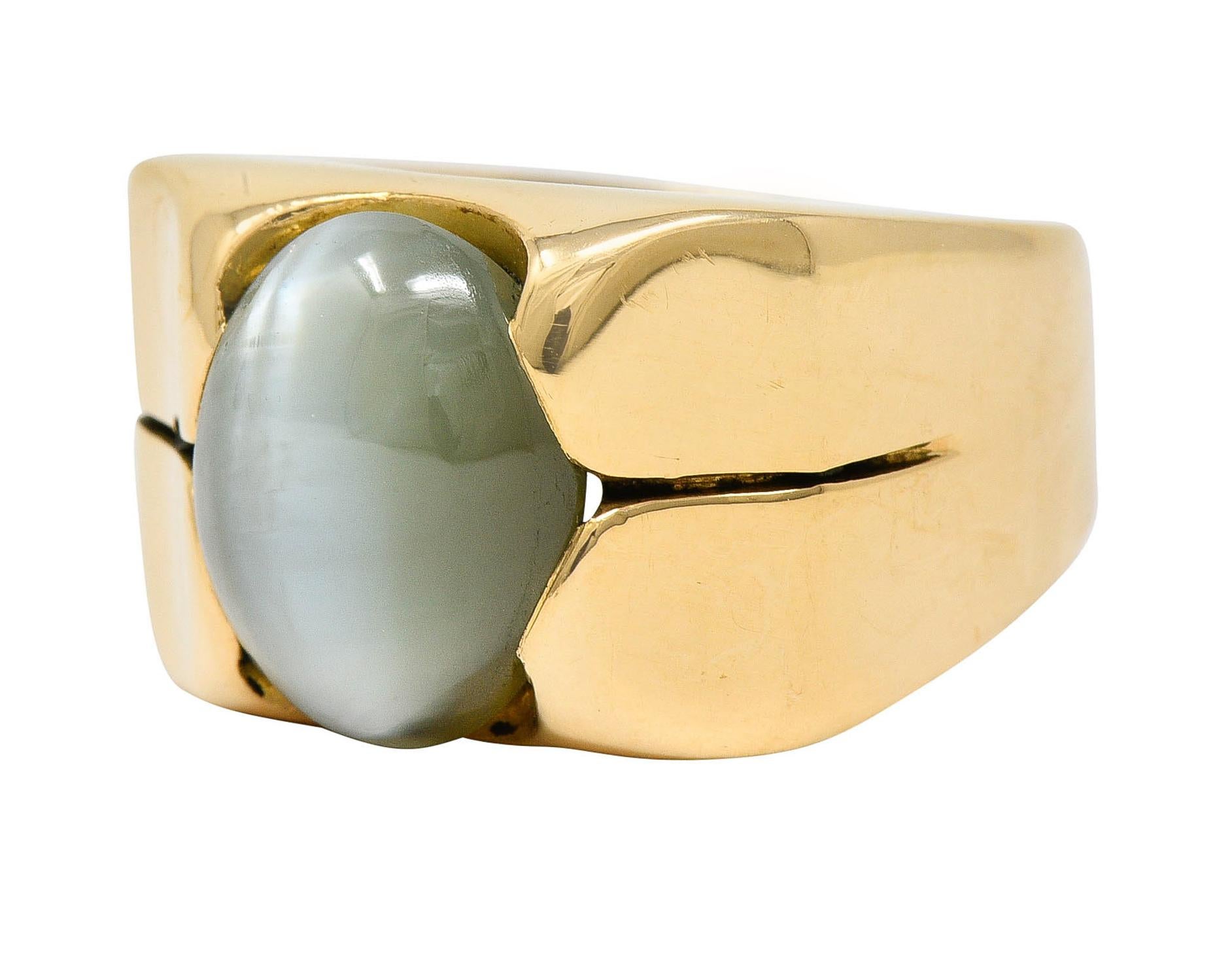 1970's Vintage Cat's Eye Chrysoberyl 18 Karat Gold Band Ring In Excellent Condition In Philadelphia, PA