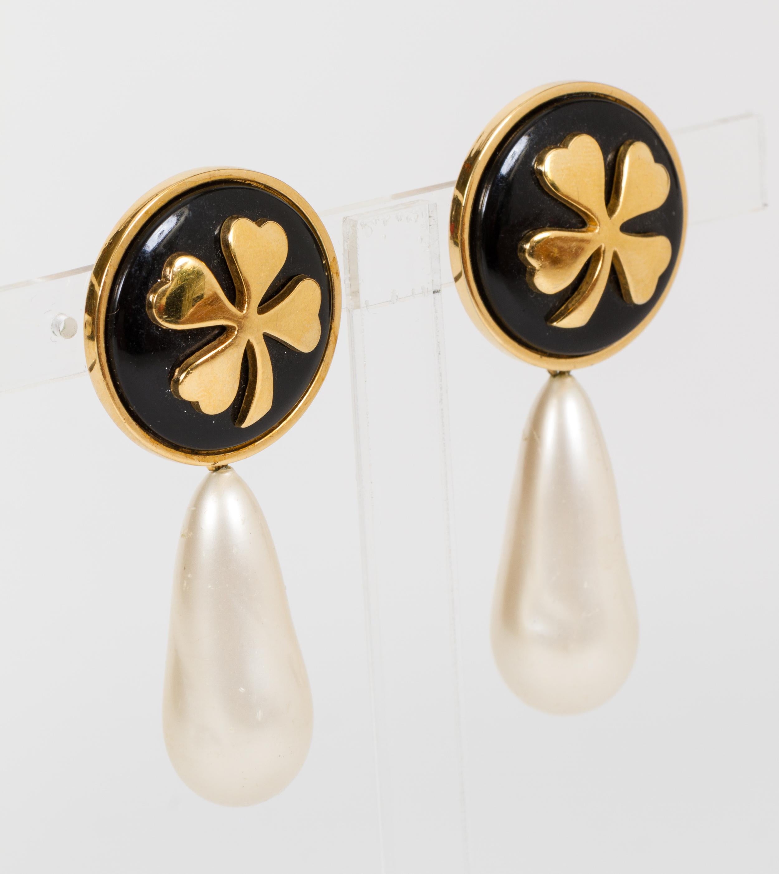 Chanel black and gold clover clip on earrings with gripoix pearl drop. 1970s collection. Comes with a velvet pouch.
