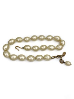 1970s Vintage Chanel Creamy Faux Pearl Collier Necklace