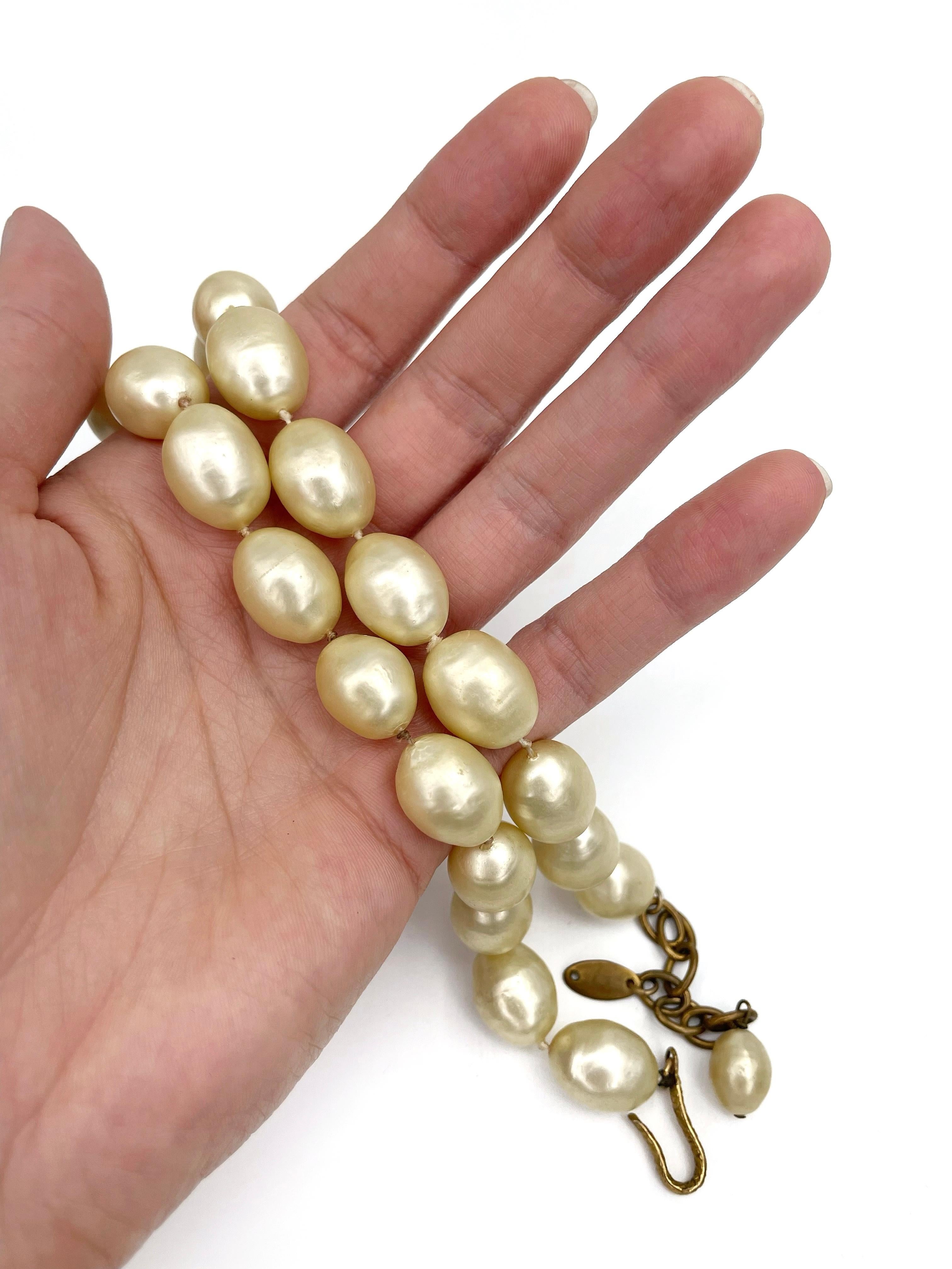 1970s Vintage Chanel Creamy Faux Pearl Collier Necklace In Good Condition In Vilnius, LT