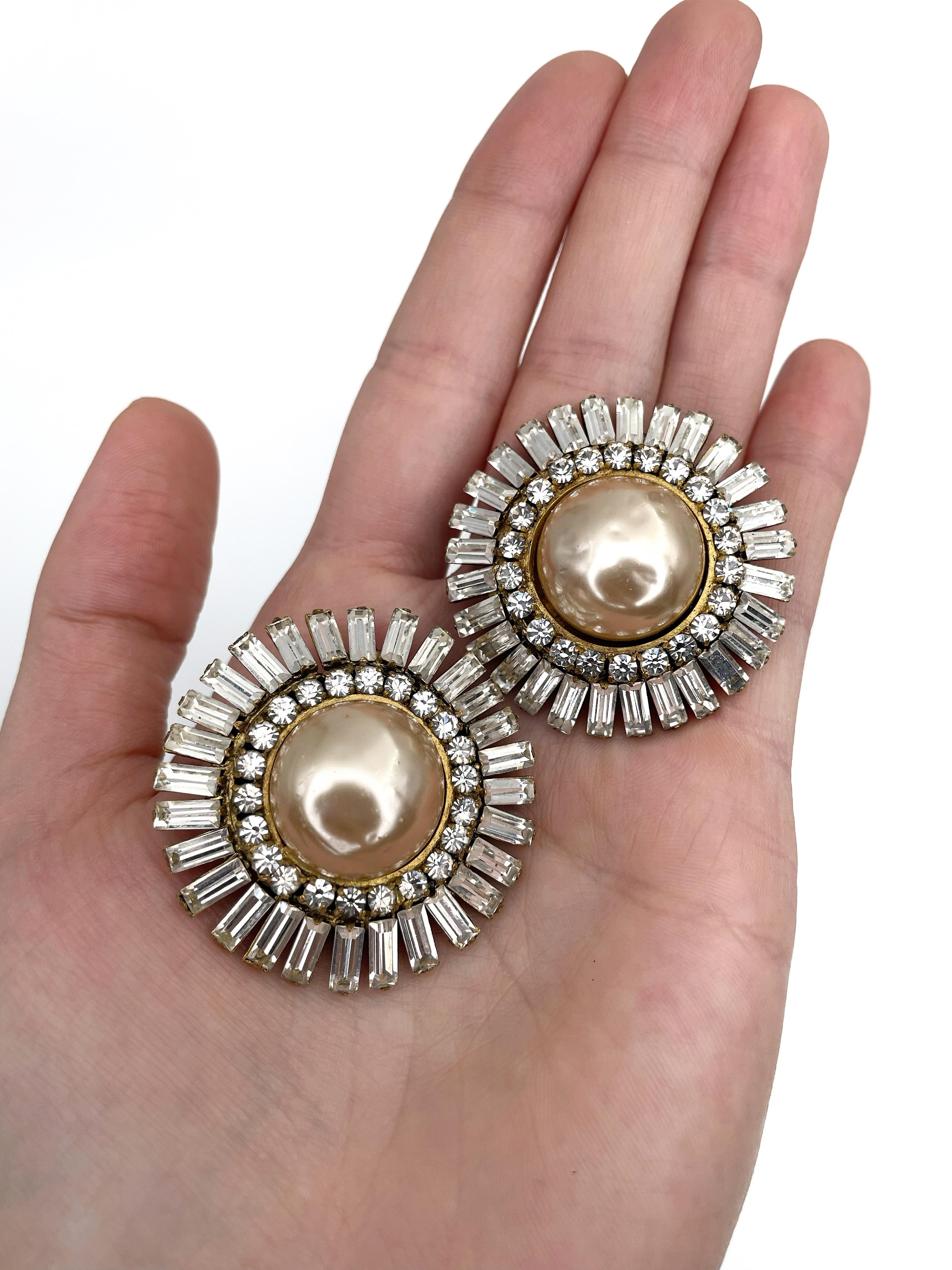 1970s Vintage Chanel Creamy Pearl Crystal Large Round Clip on Earrings In Good Condition In Vilnius, LT