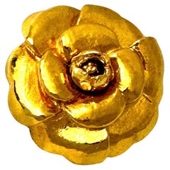 CHANEL Broche camélia plaquée or, années 1970