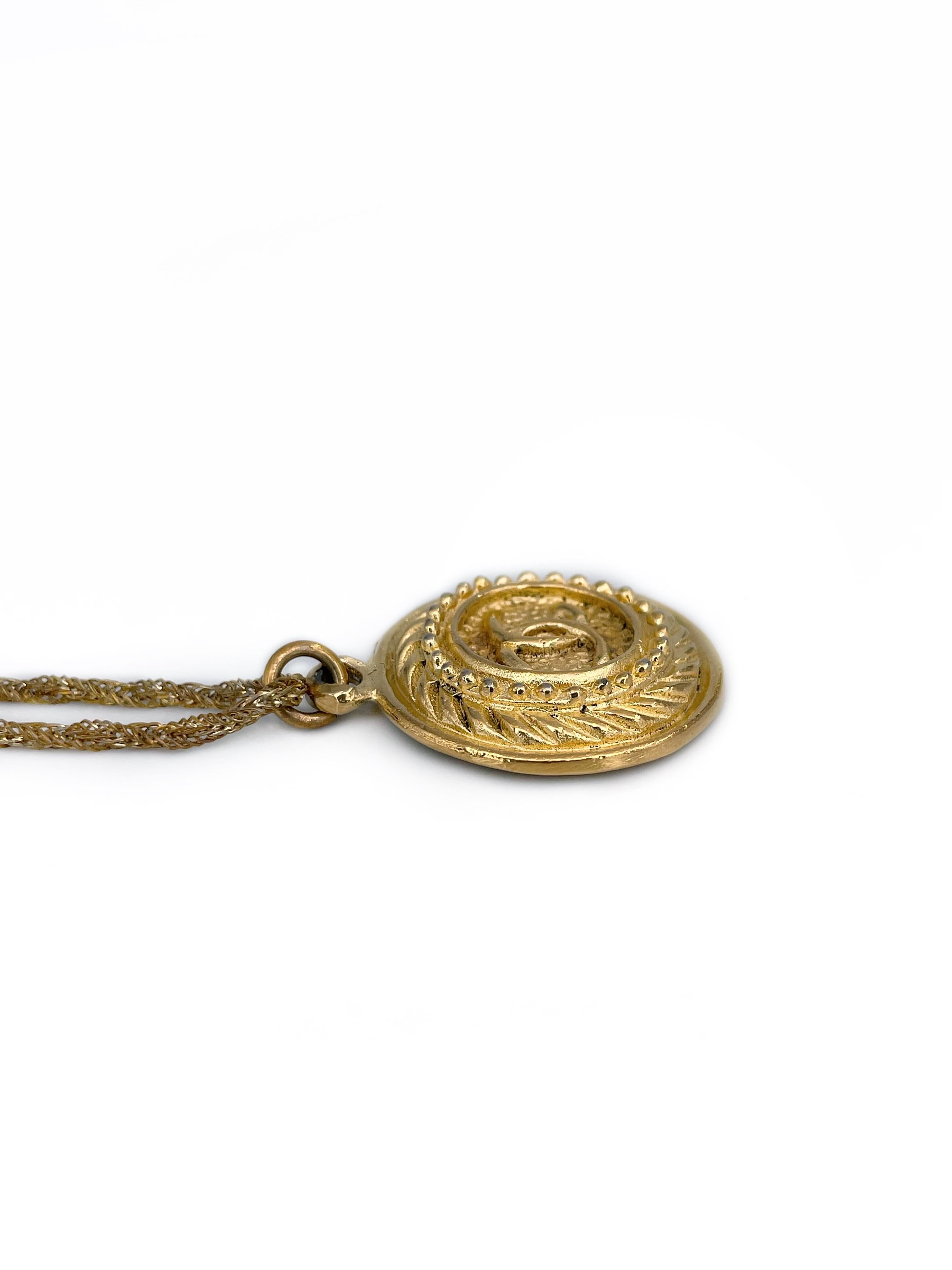 1970s Vintage Chanel Gold Tone CC Logo Round Pendant Chain Necklace In Good Condition In Vilnius, Vilniaus apskr.