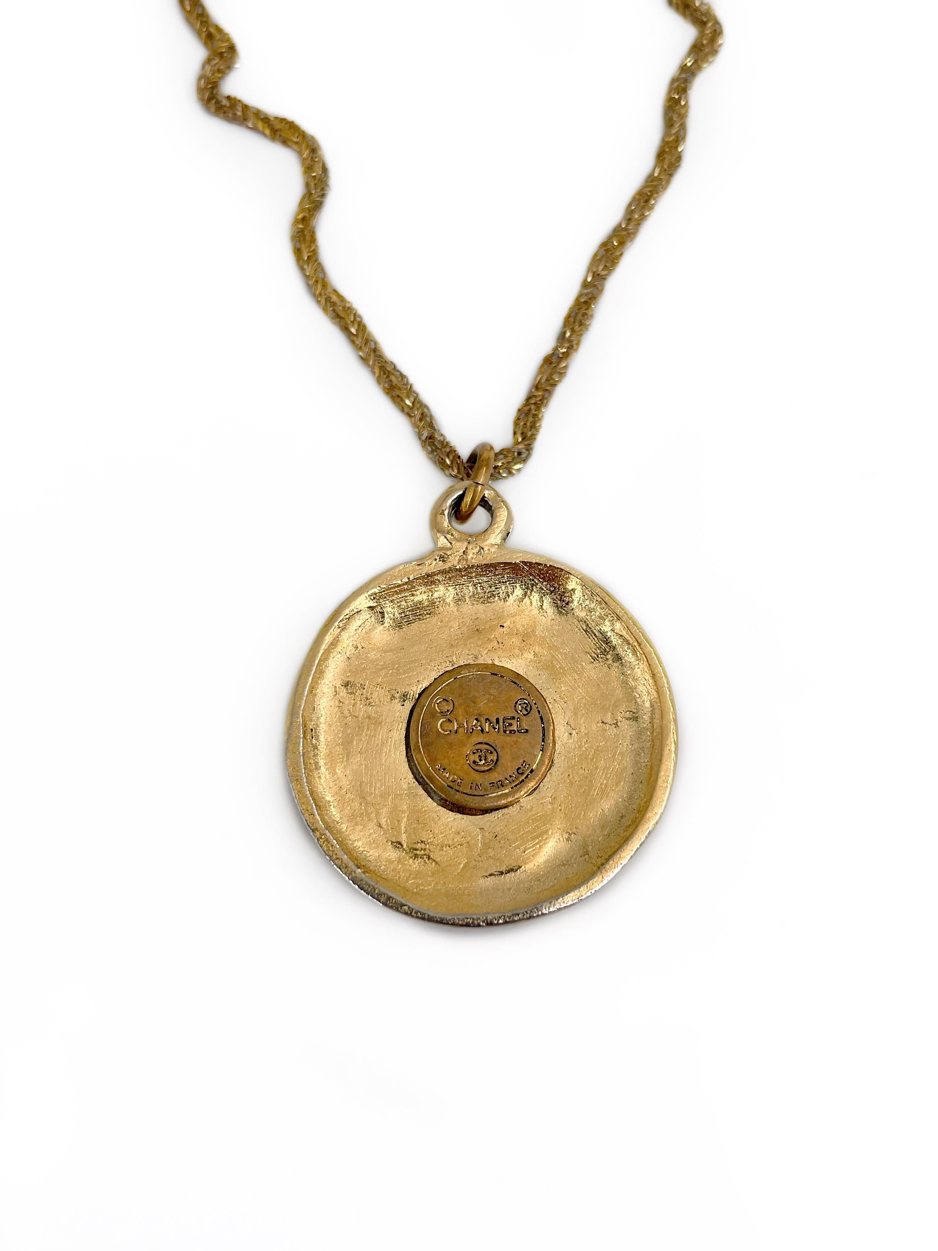 Women's 1970s Vintage Chanel Gold Tone CC Logo Round Pendant Chain Necklace