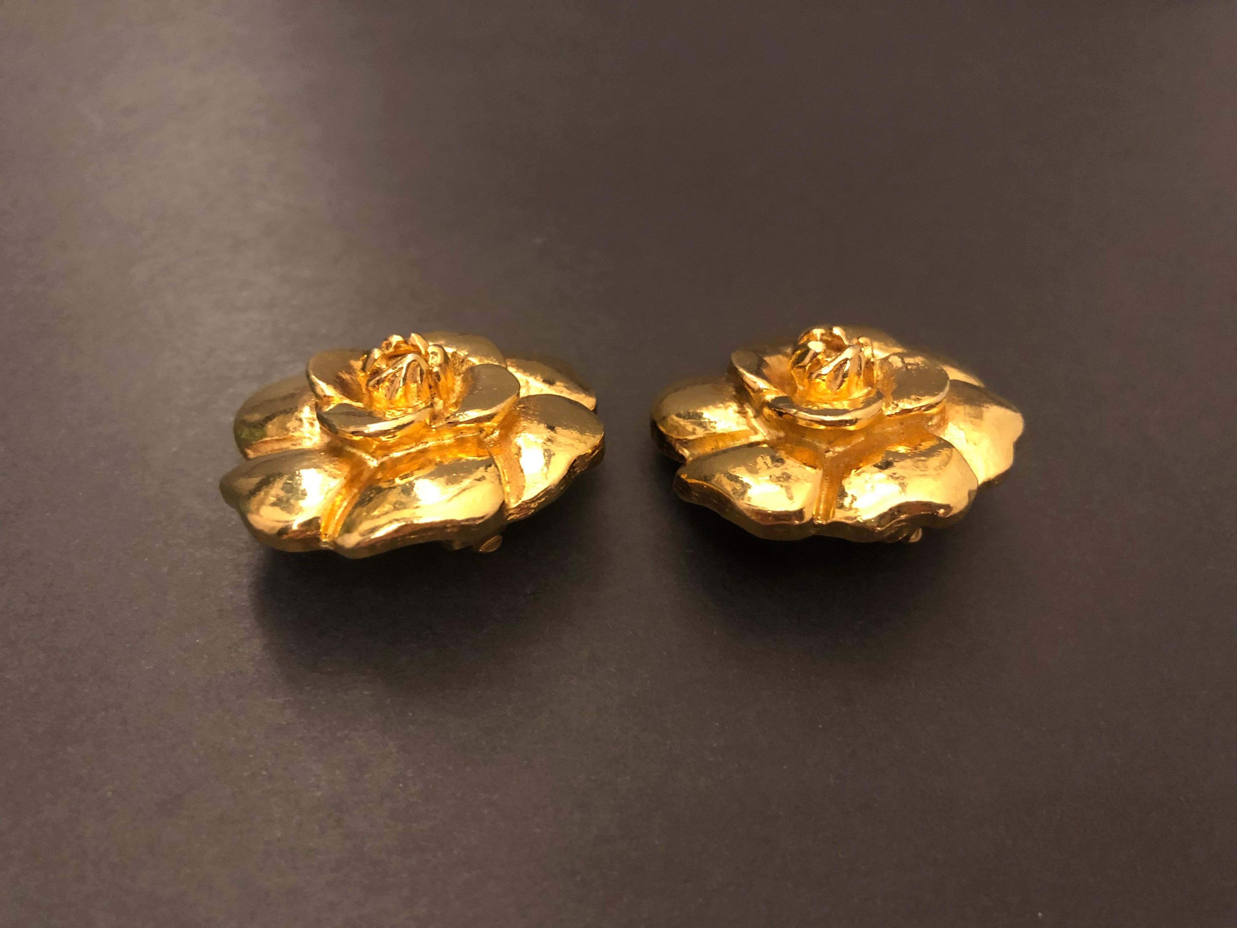 1970s Vintage CHANEL Gold Toned Camellia Clip On Earrings In Excellent Condition For Sale In Bangkok, TH
