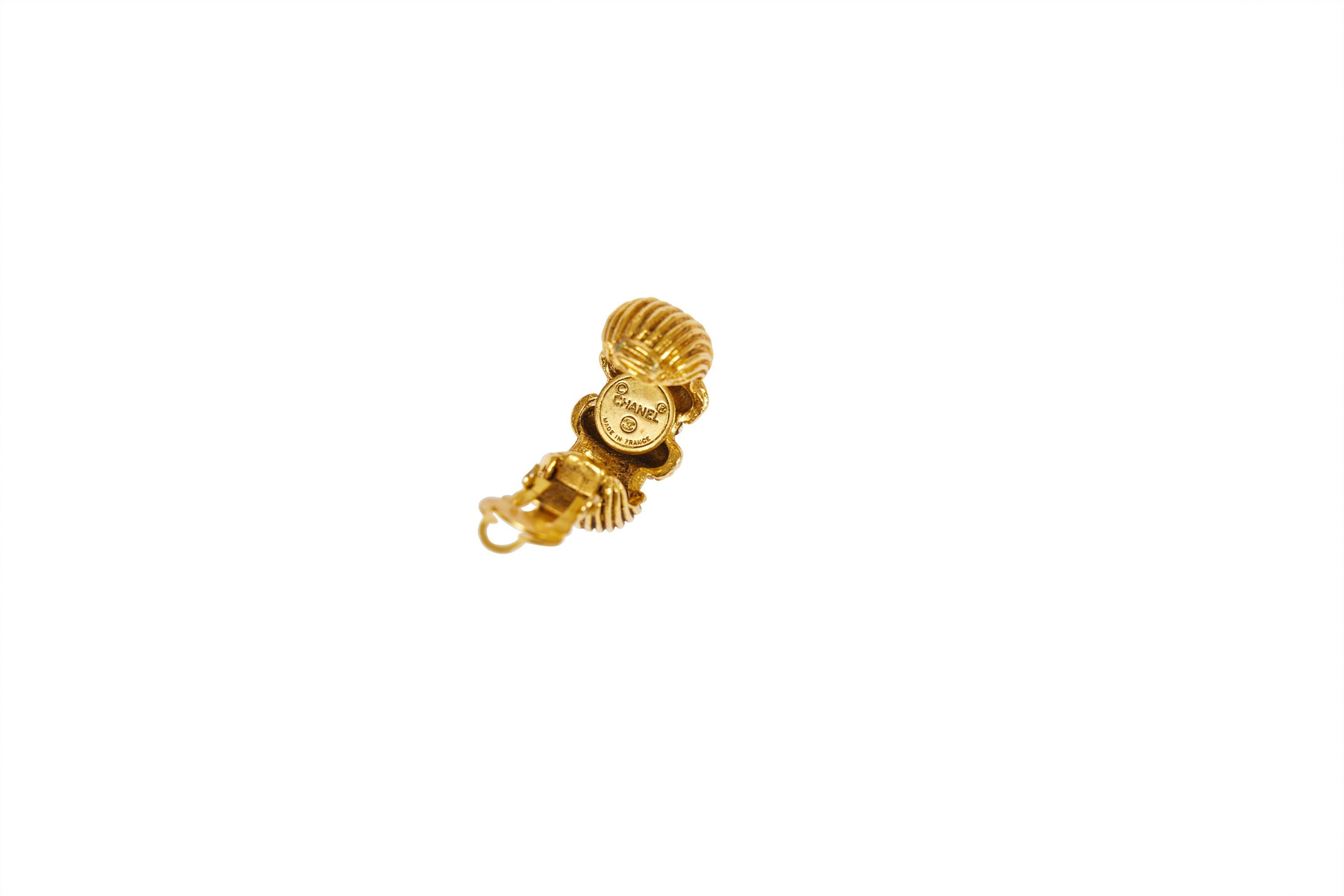 1970er Jahre Vintage Chanel Halbcreolen-Clip-Ohrringe im Zustand „Gut“ im Angebot in West Hollywood, CA