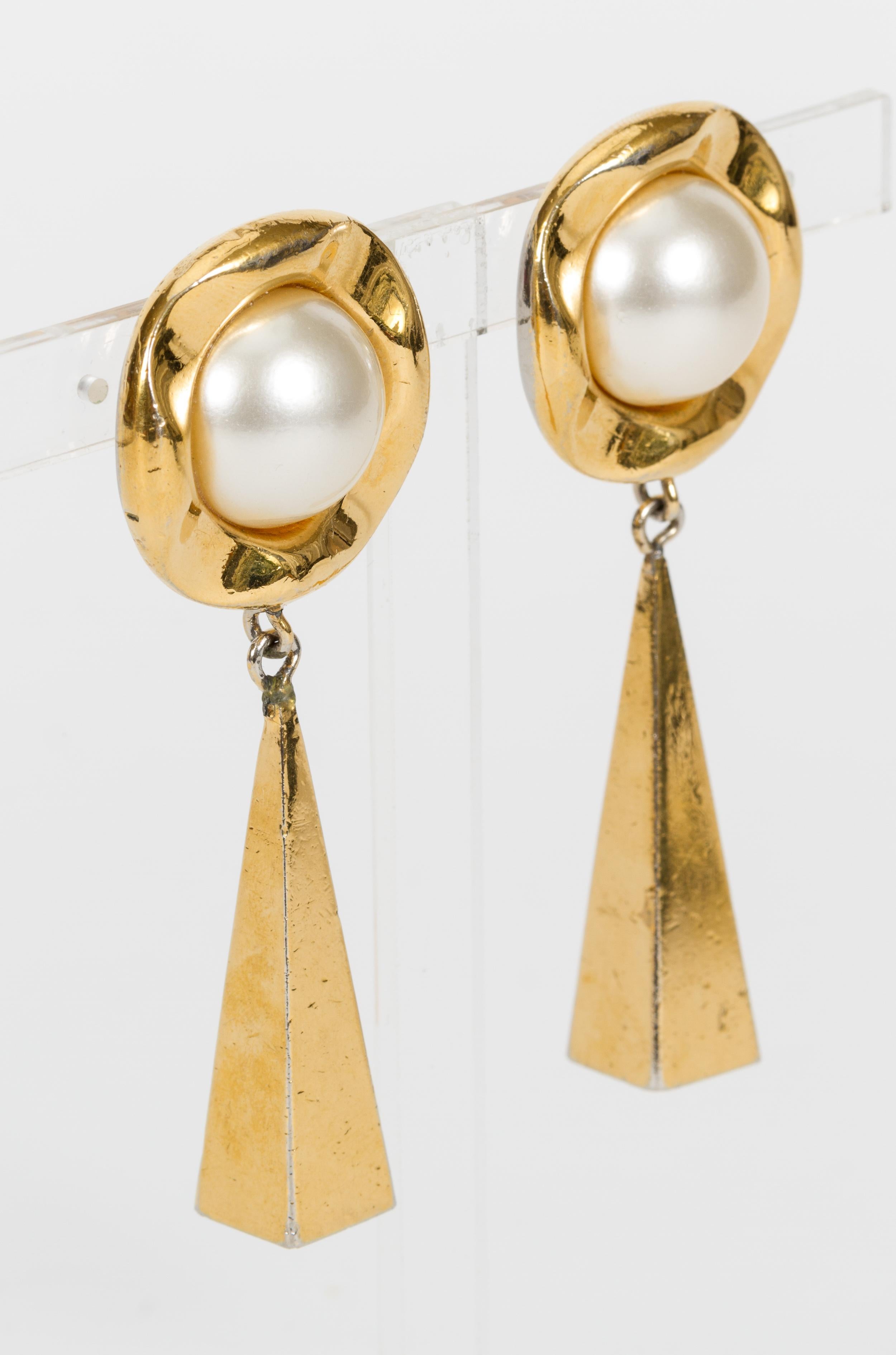 Chanel long golden pearl drop earrings. 1970s. Comes with a original pouch or box.
