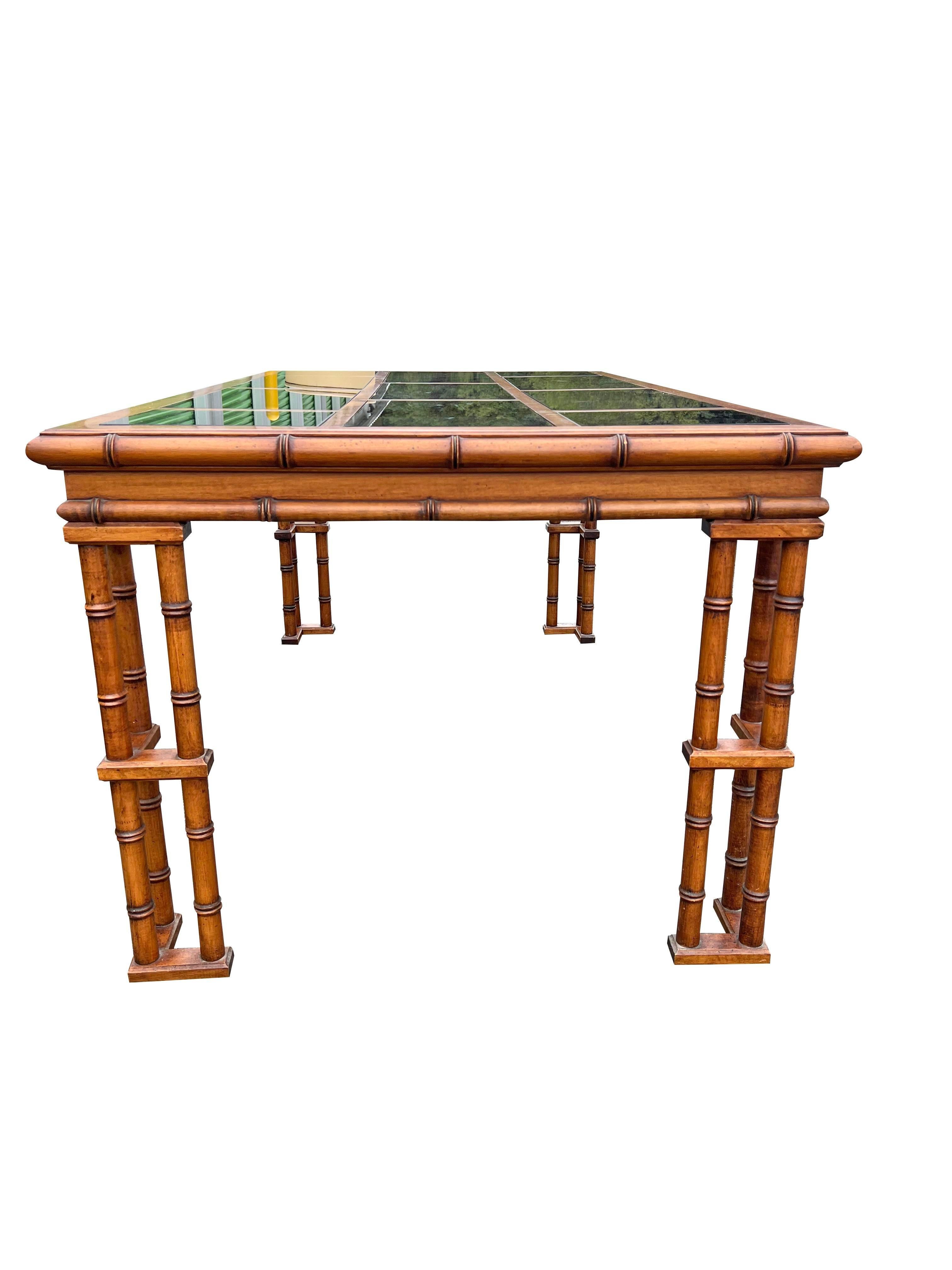 Britannique Table de salle à manger vintage de style chinoiserie en faux bambou et rotin fabriquée en Angleterre, années 1970 en vente