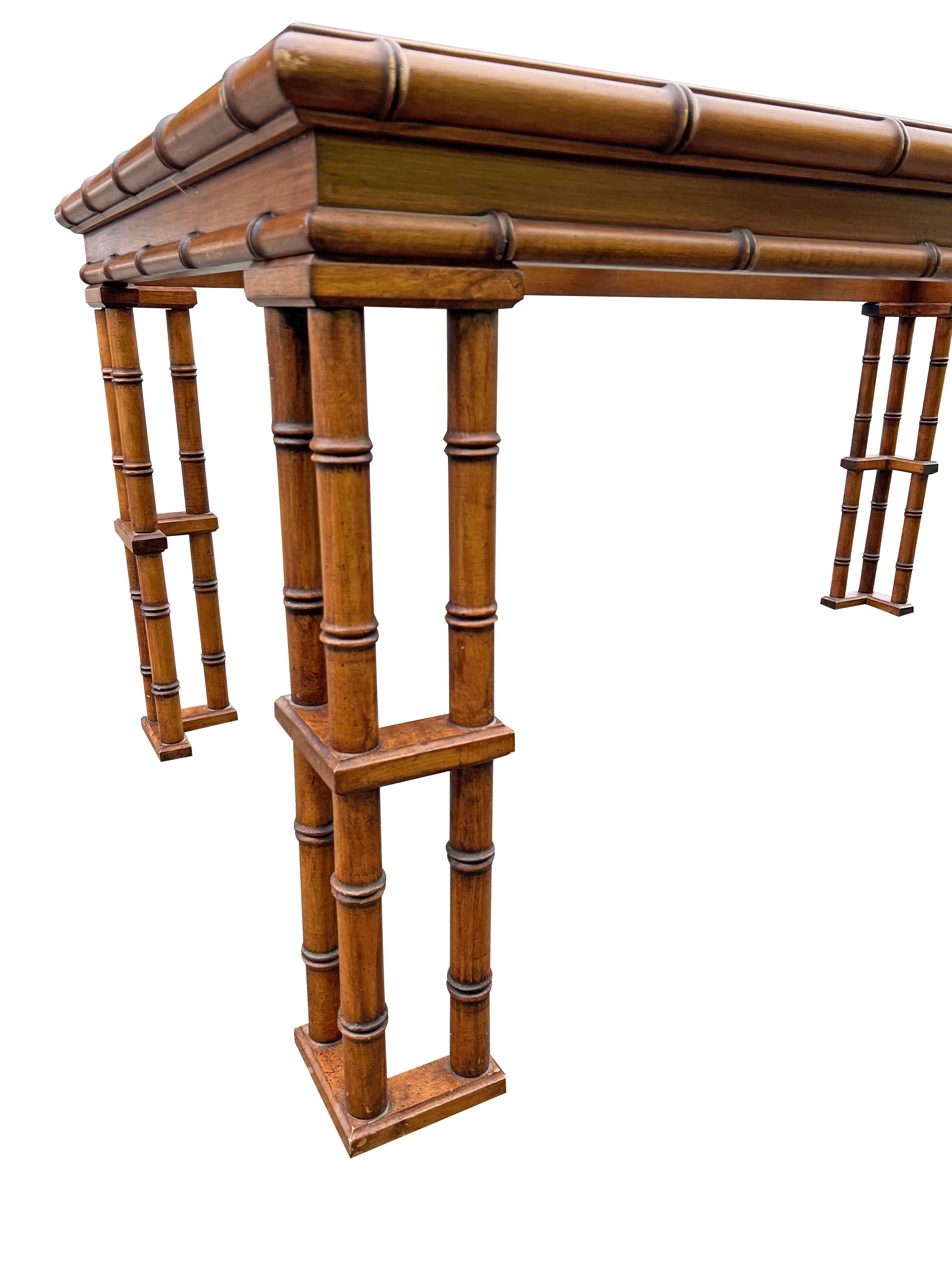 Table de salle à manger vintage de style chinoiserie en faux bambou et rotin fabriquée en Angleterre, années 1970 Bon état - En vente à Saddle River, NJ