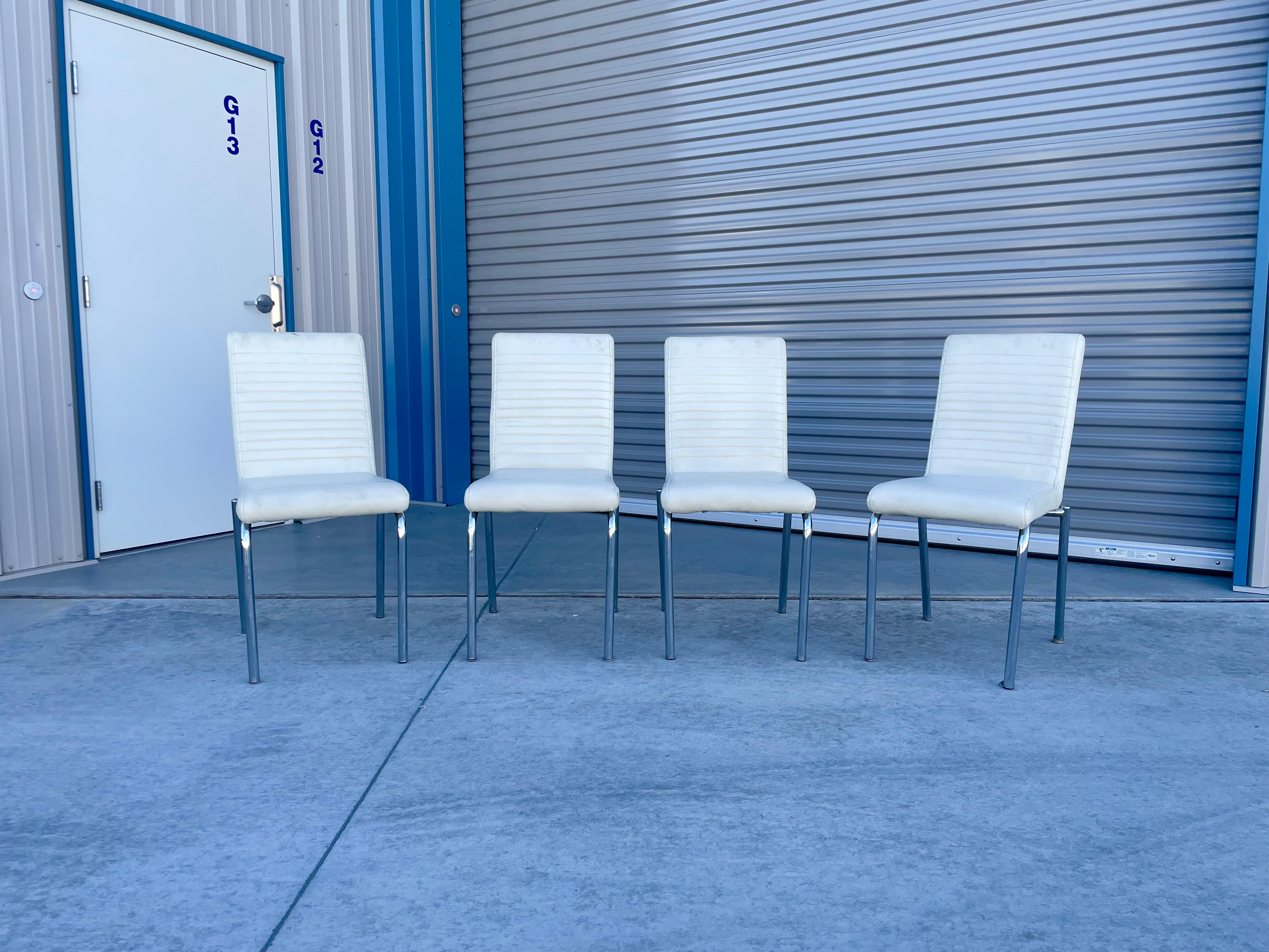 Chaises de salle à manger vintage en chrome conçues et fabriquées aux États-Unis vers les années 1970. Ces chaises fantastiques sont recouvertes de vinyle blanc d'origine et dotées d'une base chromée. Les chaises peuvent être utilisées telles