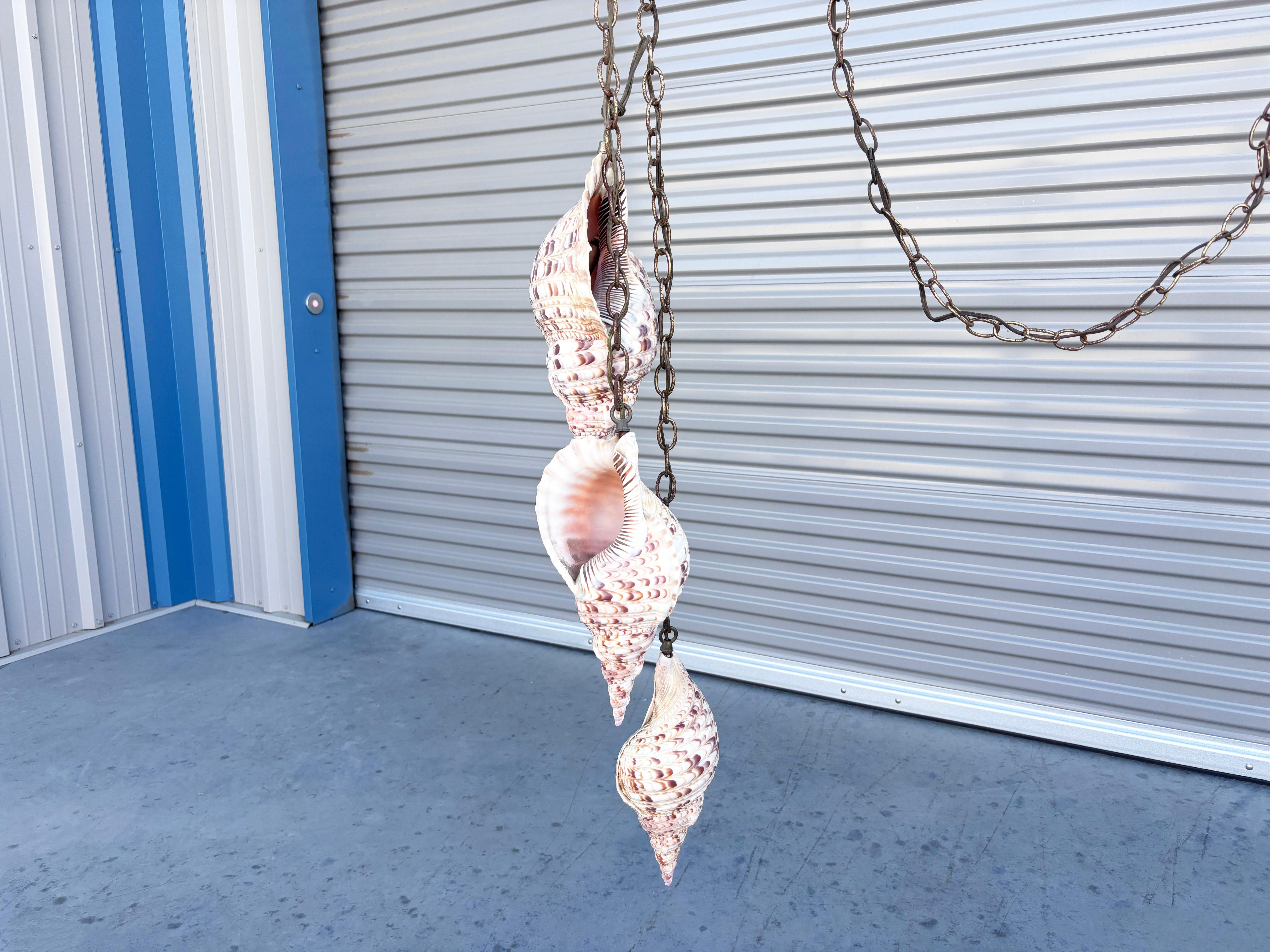 ✨ Candelabro bivalvo americano vintage de los años 70 ✨

Este impresionante candelabro bivalvo vintage es un verdadero testimonio de la artesanía estadounidense de los años setenta. Con tres pantallas de diseño exquisito, cada una de ellas elaborada