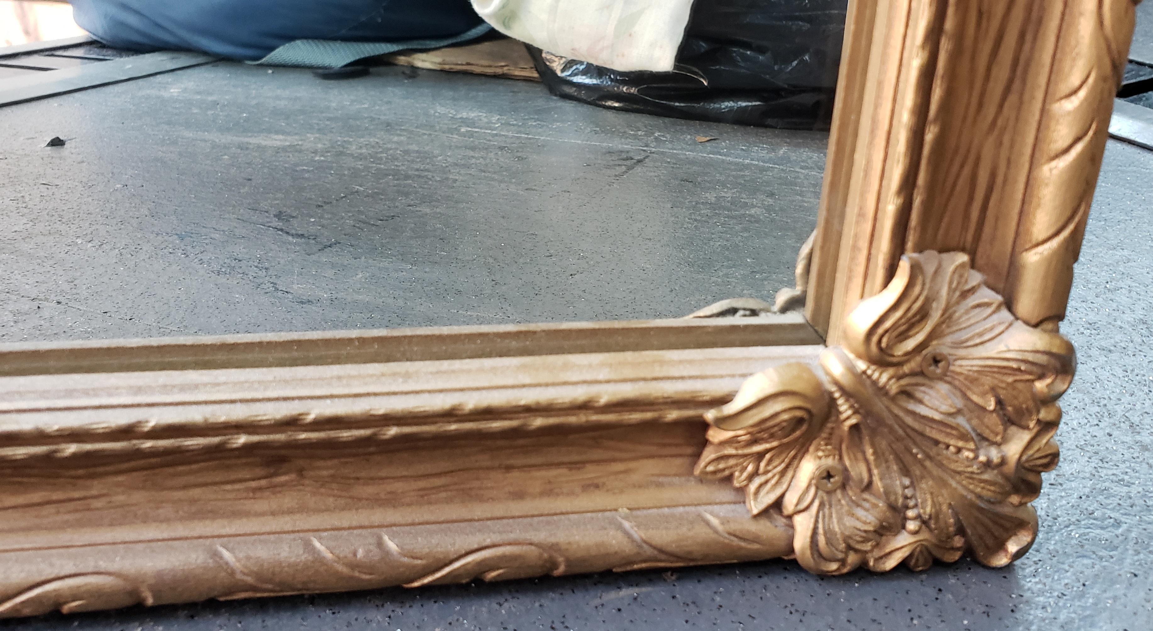 Travail du bois Miroir classique vintage en bois doré et cadre en laiton des années 1970 en vente