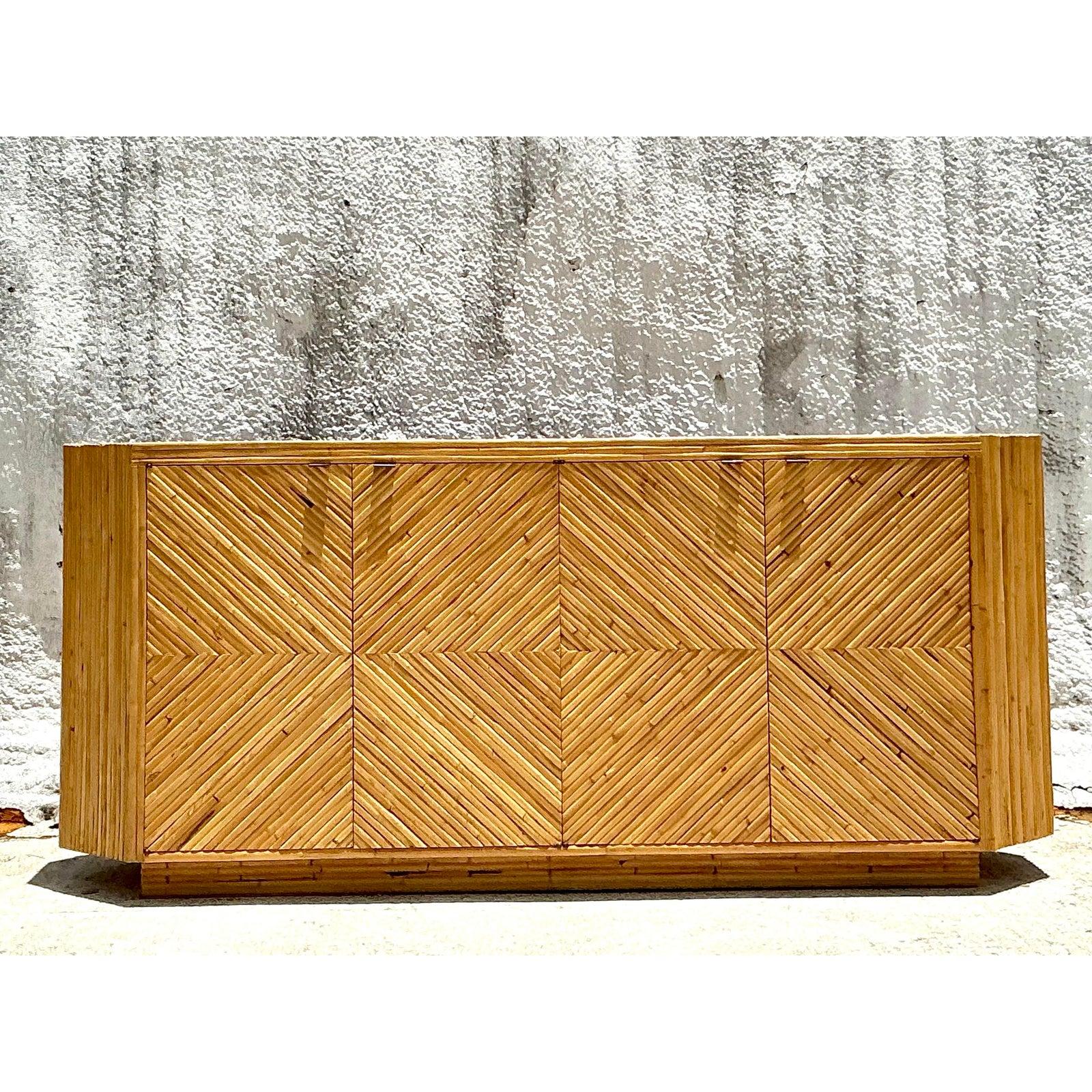 Credenza de ratán de los años 70 Vintage Coastal Chevron en venta 4