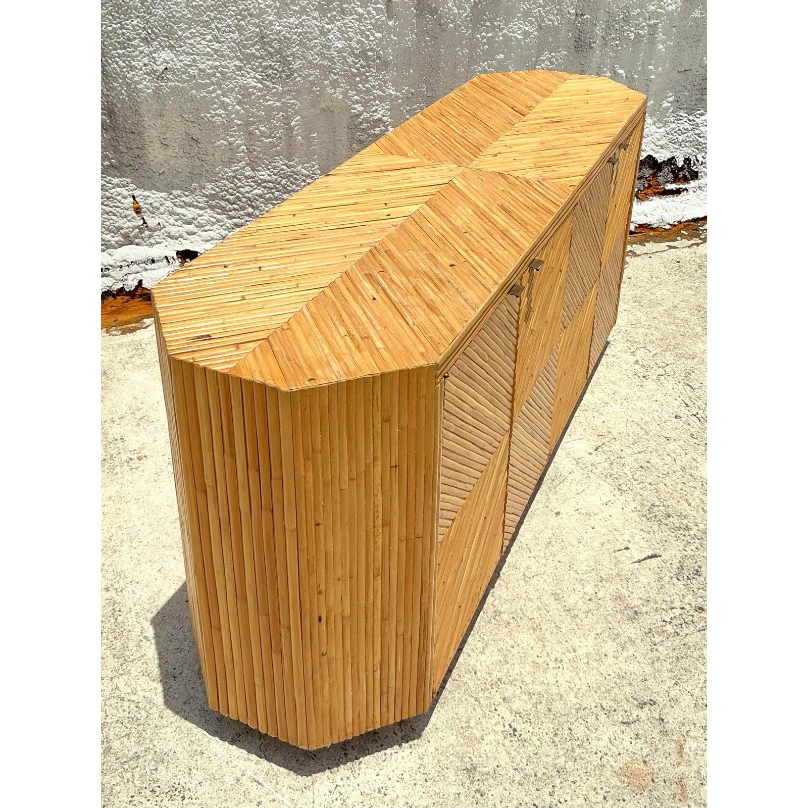 Credenza de ratán de los años 70 Vintage Coastal Chevron en venta 5