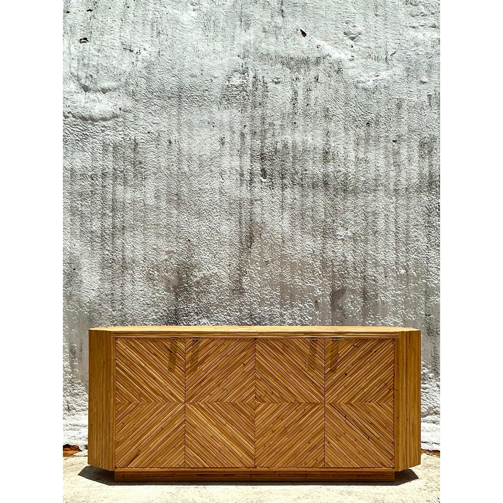 Credenza de ratán de los años 70 Vintage Coastal Chevron Moderno orgánico en venta