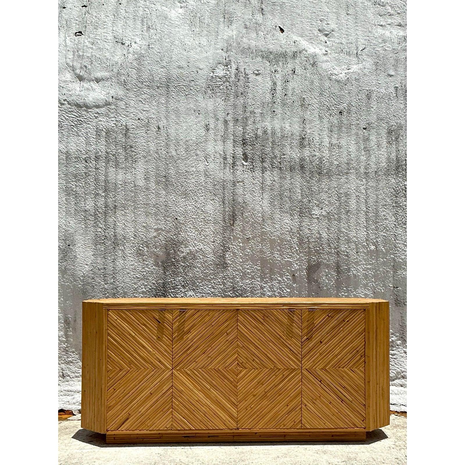 Credenza de ratán de los años 70 Vintage Coastal Chevron Filipino en venta