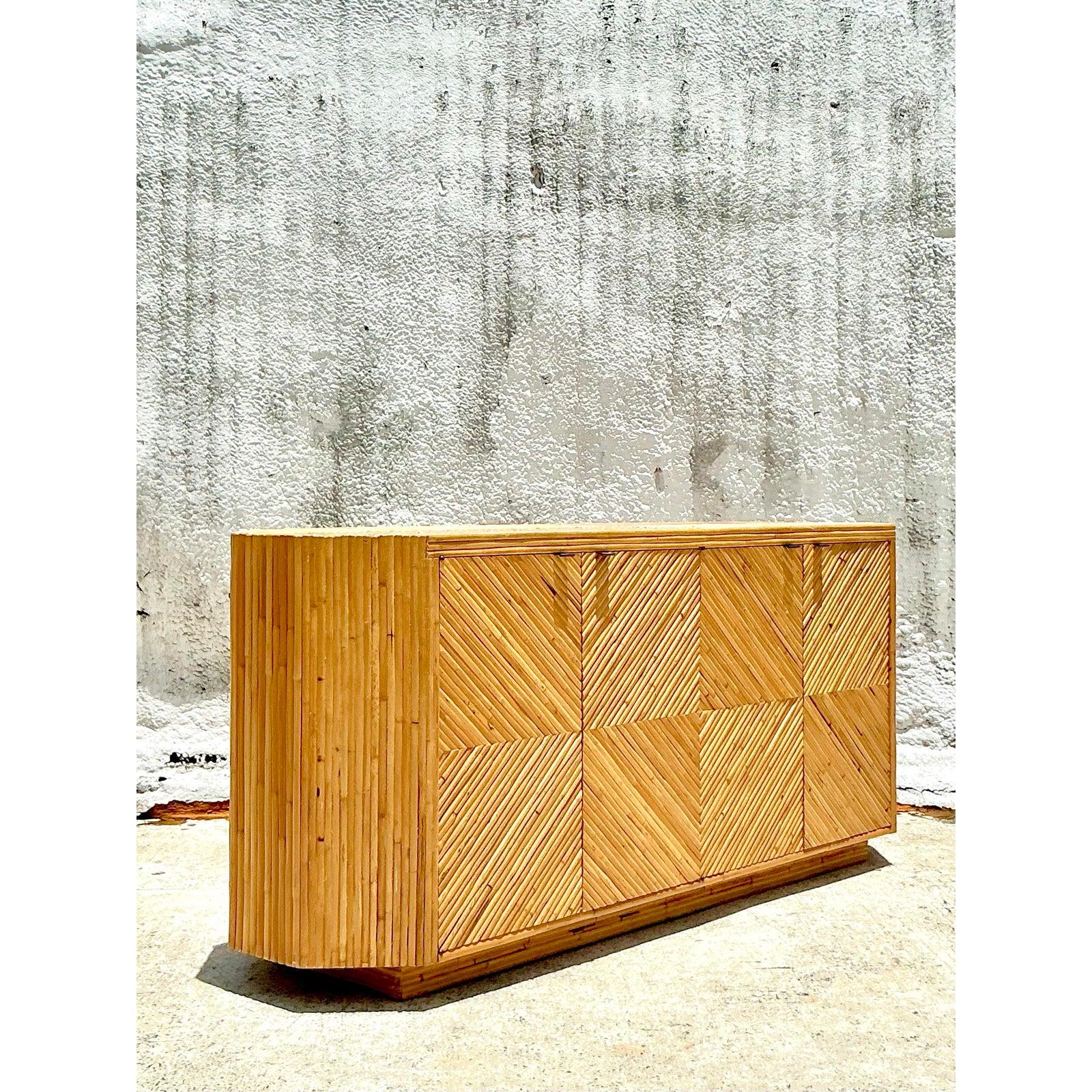 Credenza de ratán de los años 70 Vintage Coastal Chevron en Bueno estado para la venta en west palm beach, FL