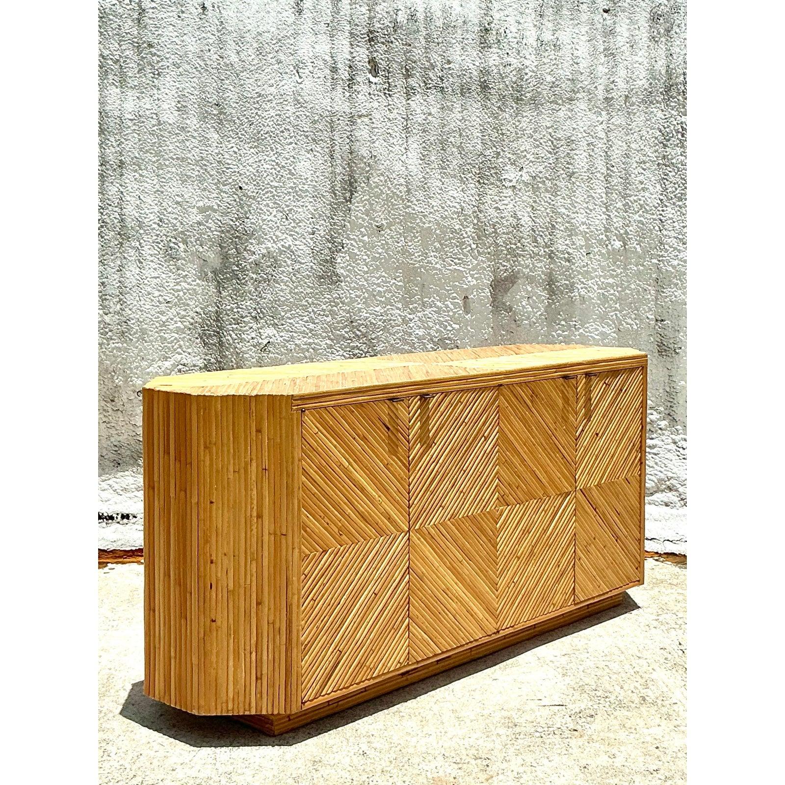 Credenza de ratán de los años 70 Vintage Coastal Chevron finales del siglo XX en venta