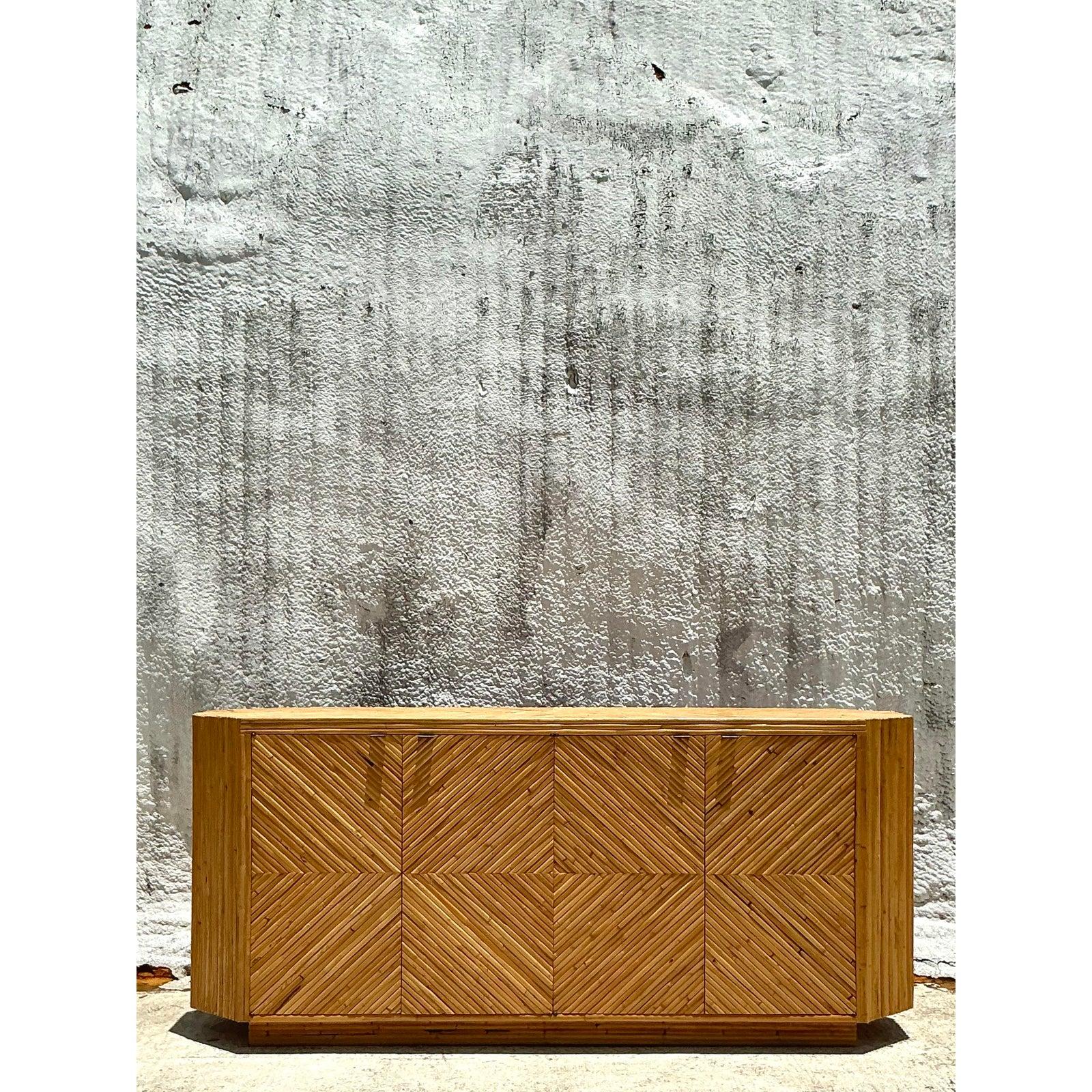 Credenza de ratán de los años 70 Vintage Coastal Chevron Ratán en venta