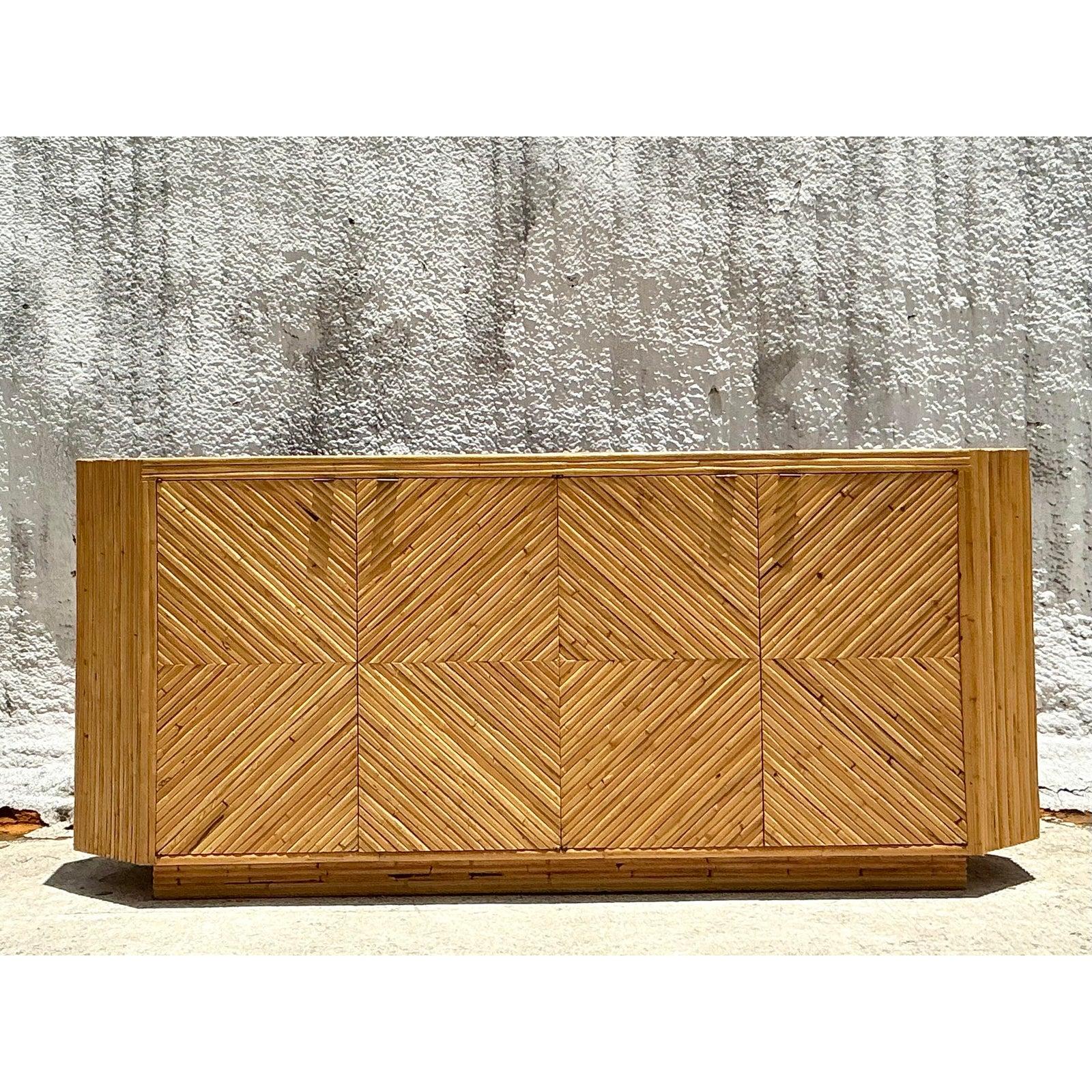 Credenza de ratán de los años 70 Vintage Coastal Chevron en venta 1