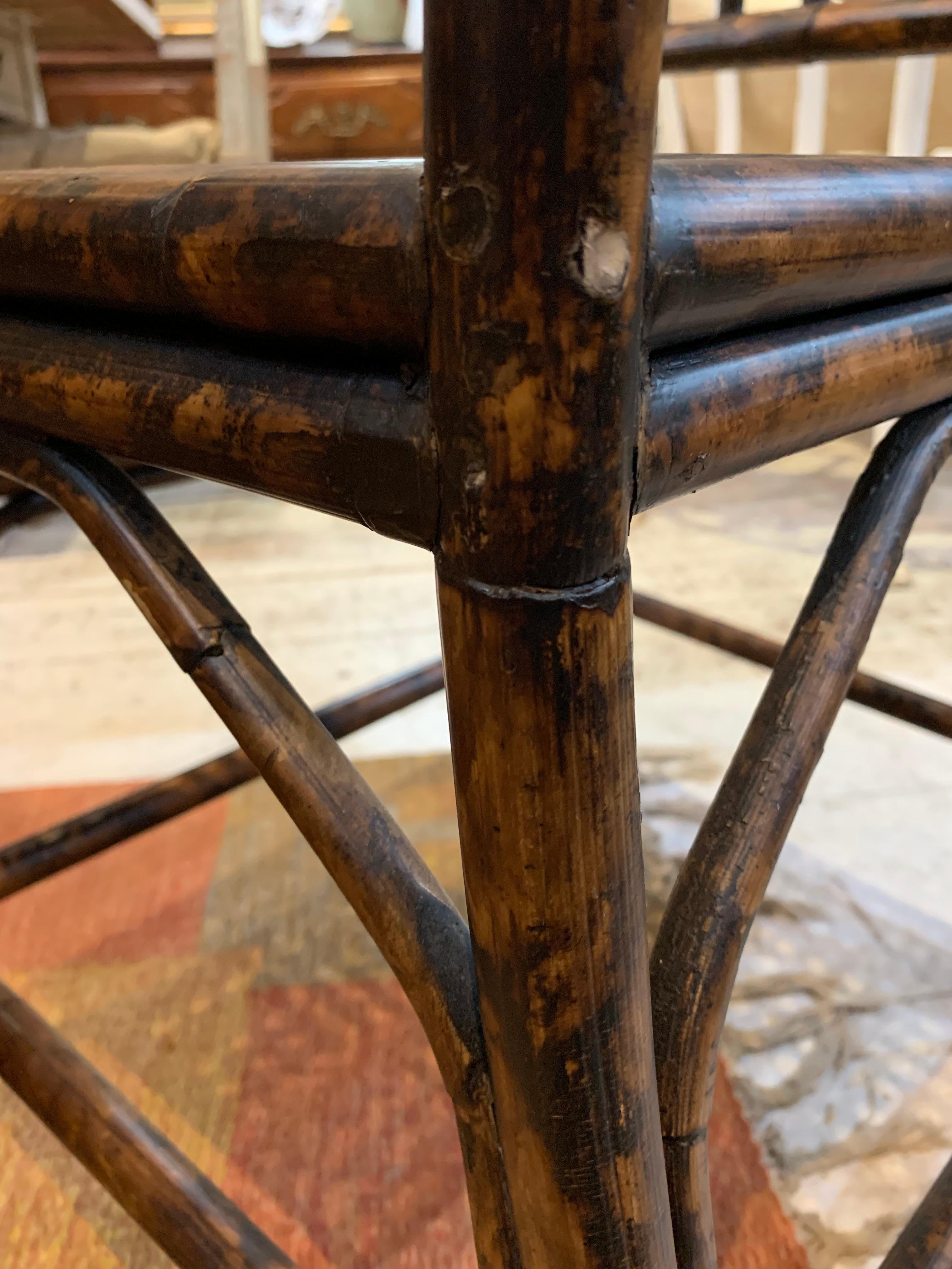 Pareja de sillones de bambú de estilo colonial vintage de los años 70 con asiento de caña en venta 2