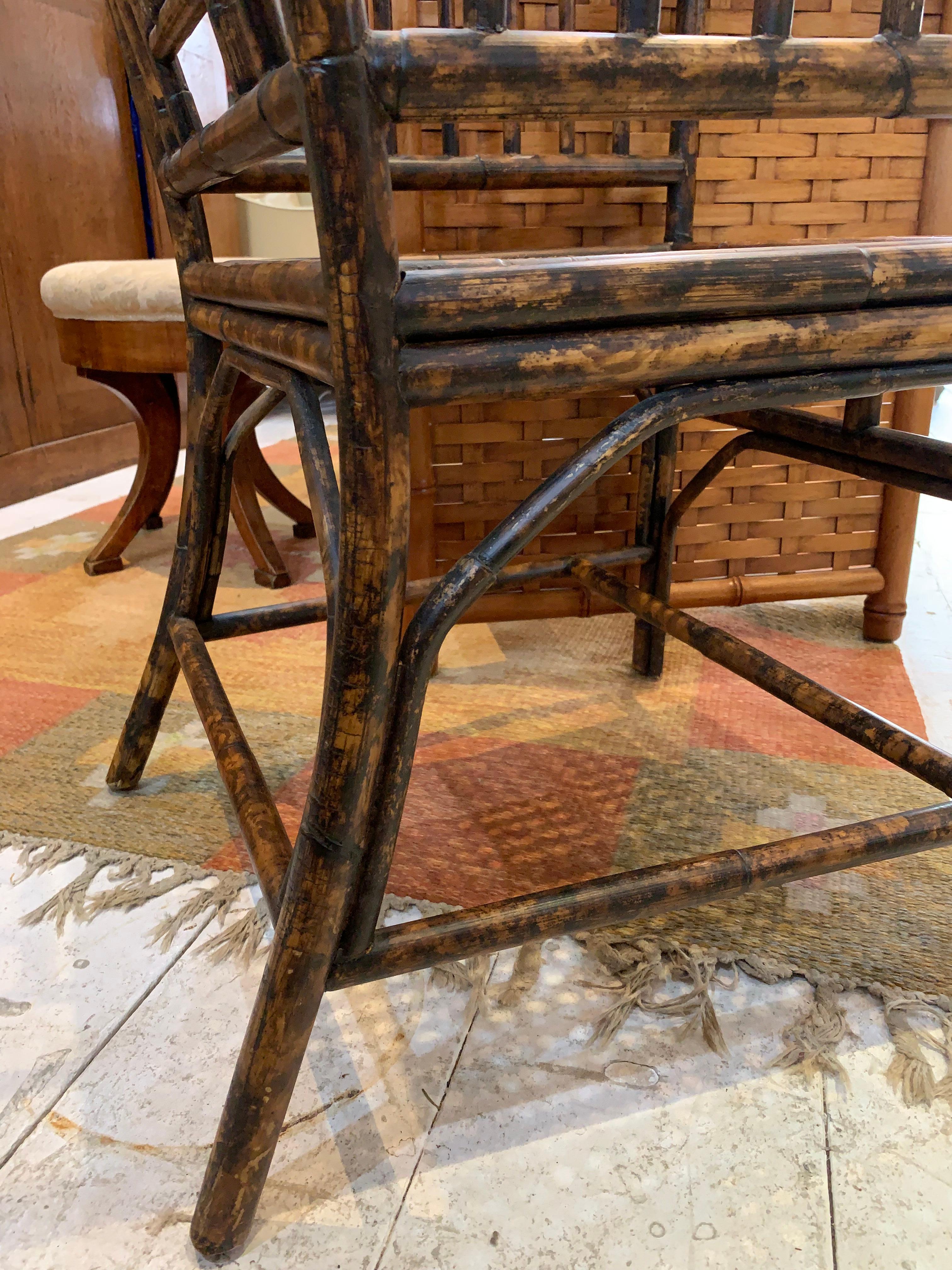 Pareja de sillones de bambú de estilo colonial vintage de los años 70 con asiento de caña en venta 3