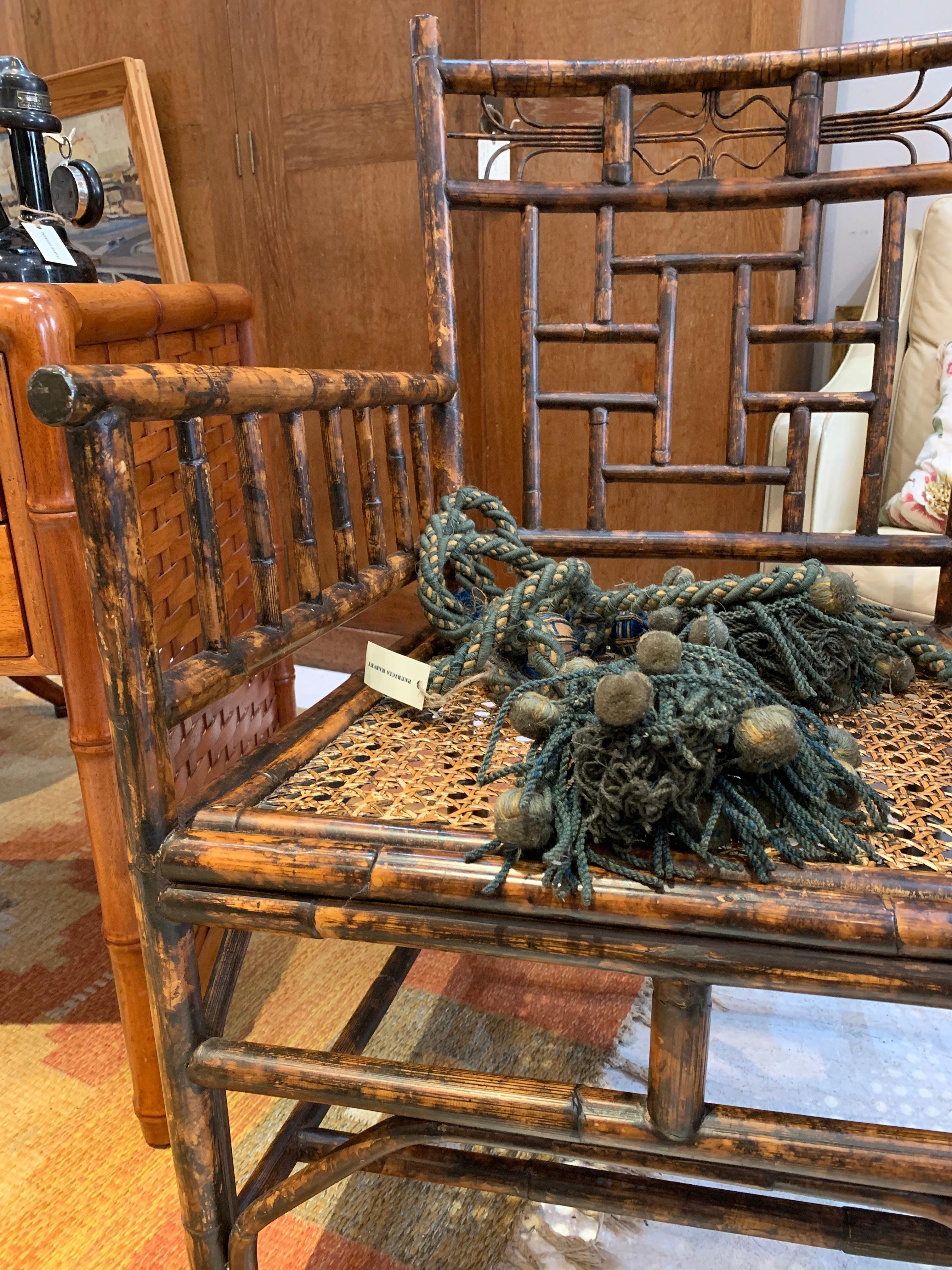 Pareja de sillones de bambú de estilo colonial vintage de los años 70 con asiento de caña en venta 4