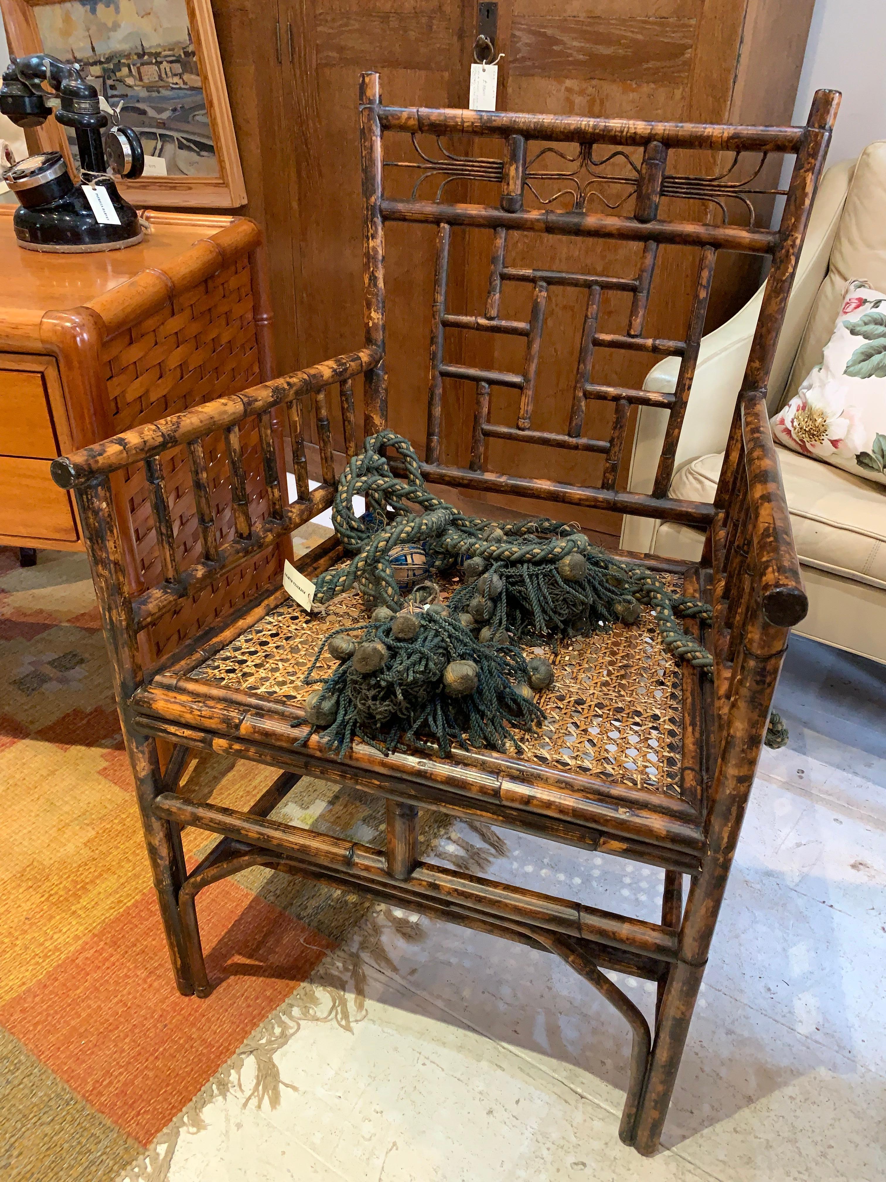 Pareja de sillones de bambú de estilo colonial vintage de los años 70 con asiento de caña en venta 5