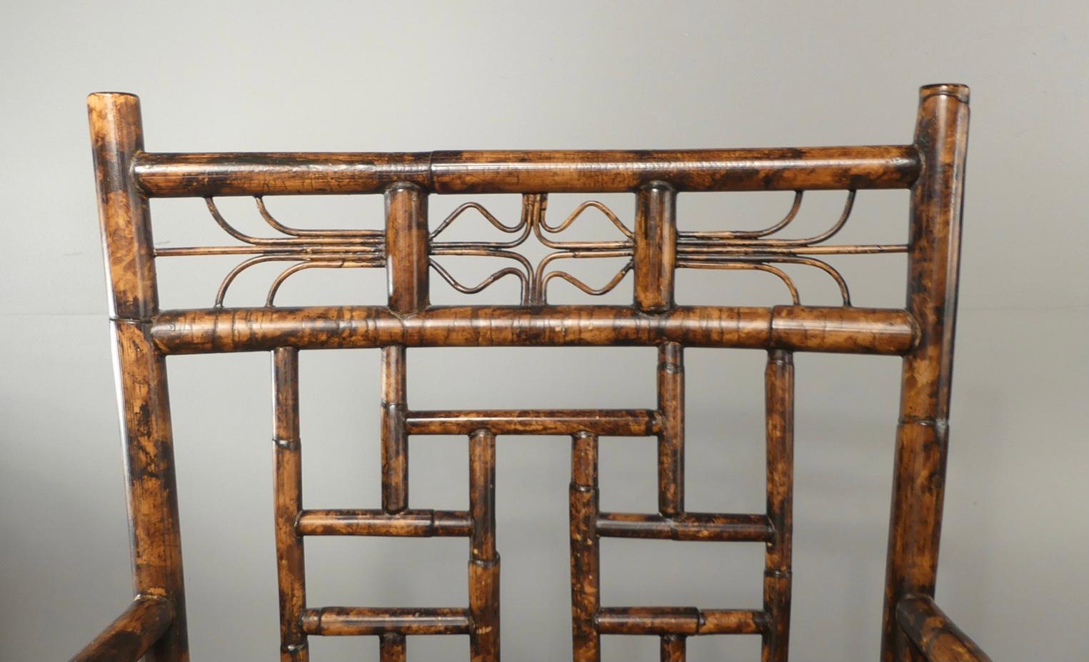 Preciosa pareja de sillones de bambú de estilo colonial con respaldos asimétricos calados y asientos de caña.
Una buena adición a una casa para dormitorio o uso ligero