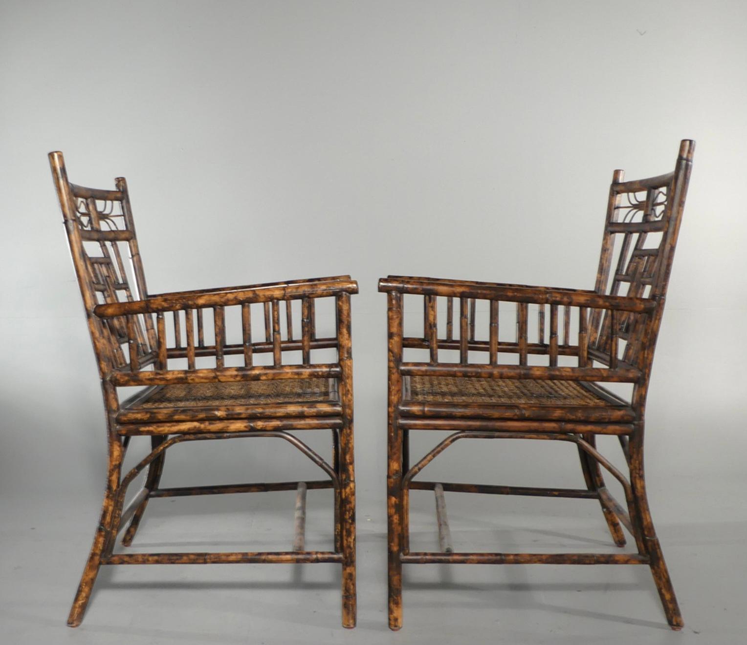 Pareja de sillones de bambú de estilo colonial vintage de los años 70 con asiento de caña Renacimiento colonial en venta