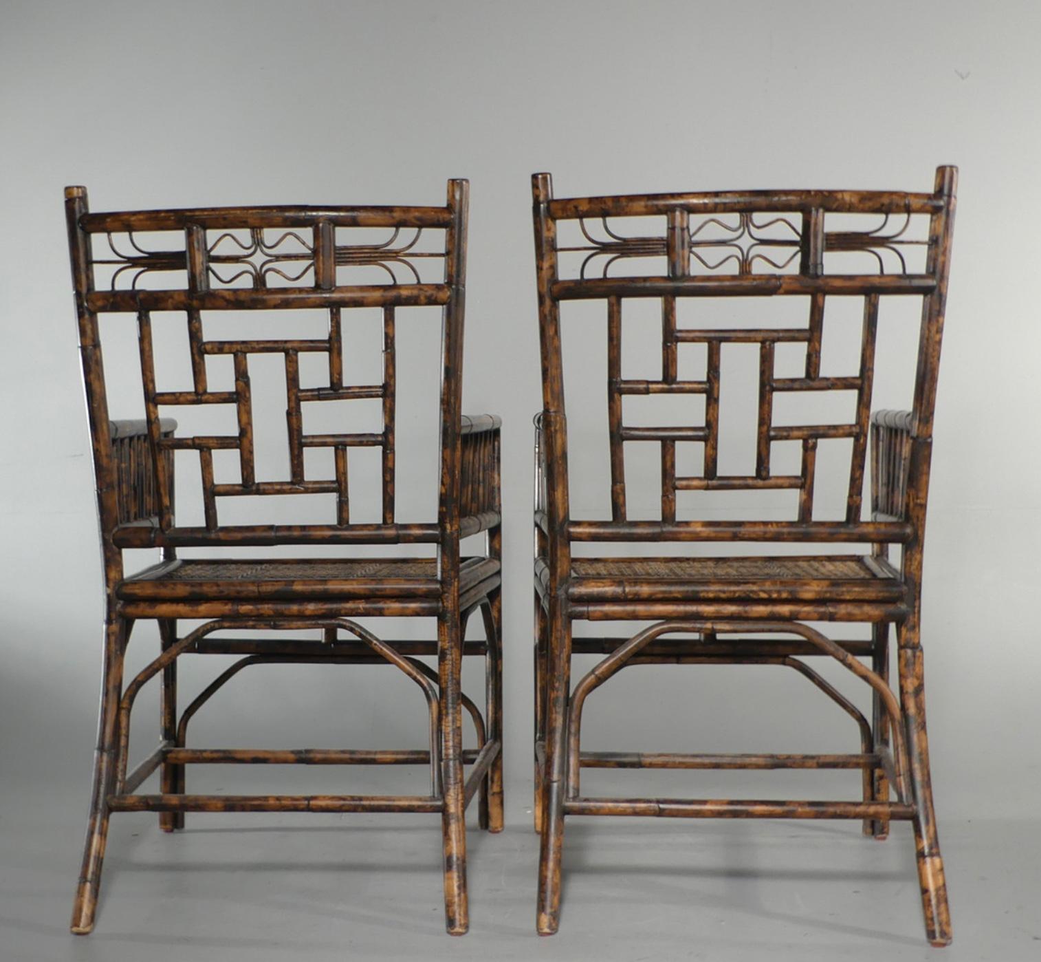 Pareja de sillones de bambú de estilo colonial vintage de los años 70 con asiento de caña Sueco en venta