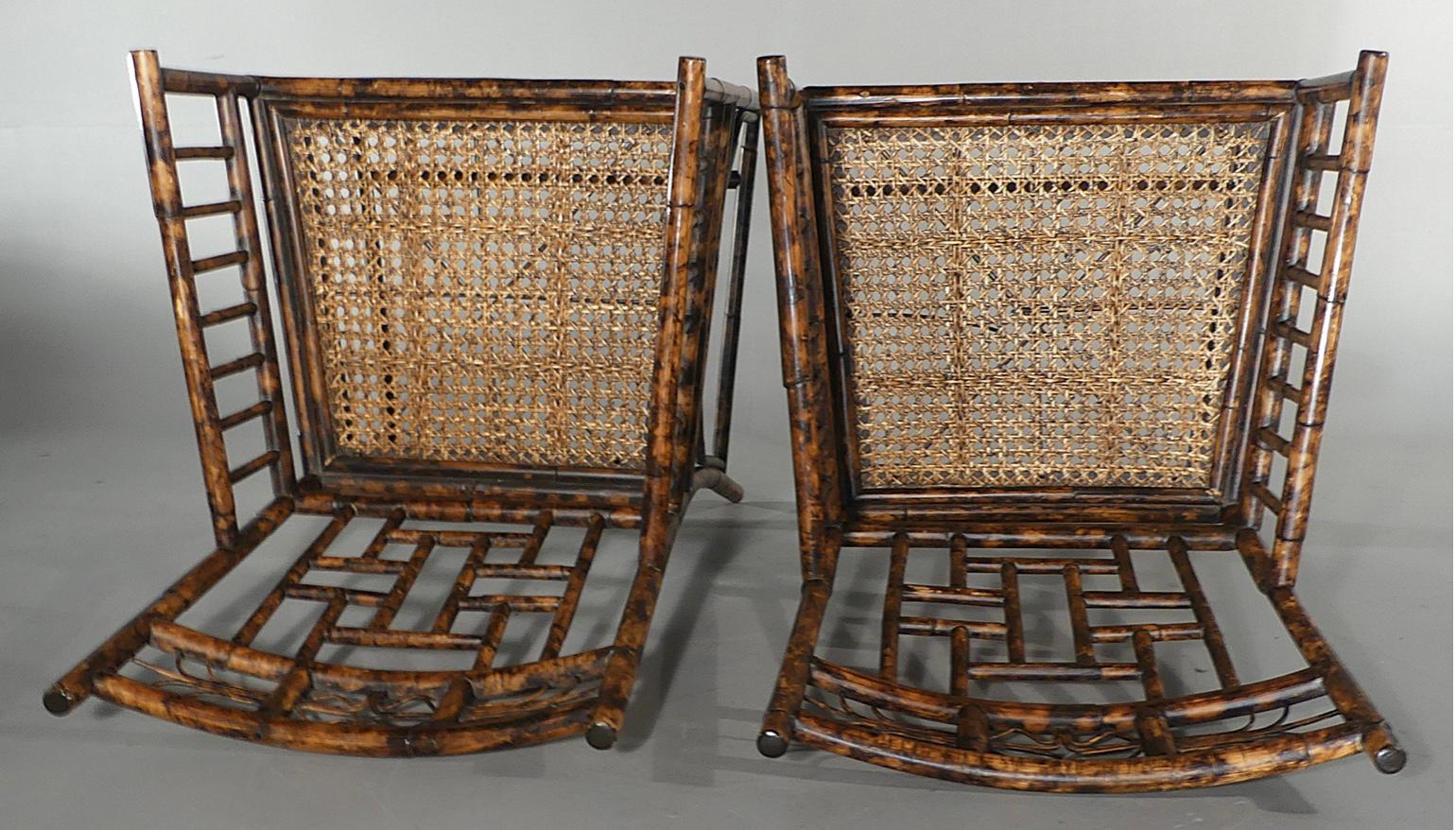 Pareja de sillones de bambú de estilo colonial vintage de los años 70 con asiento de caña Caña en venta