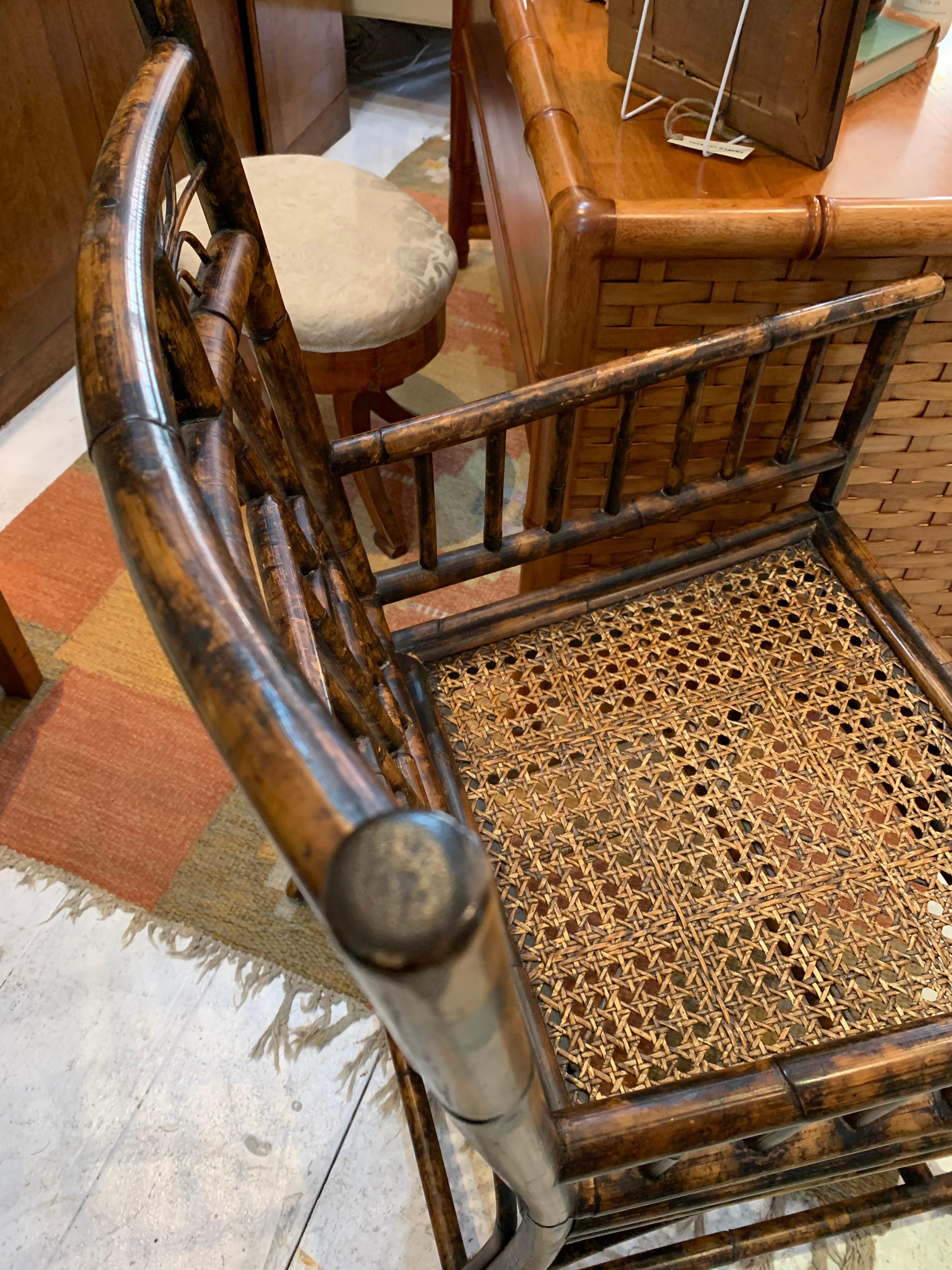 Pareja de sillones de bambú de estilo colonial vintage de los años 70 con asiento de caña en venta 1