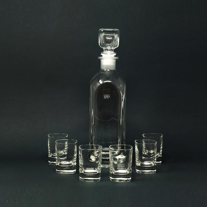 Astonishing mid-century vintage crystal decanter with 6 crystal glasses 1970s Made In Italy signed Luigi Bormioli 

Dimensions: 
Decanter 
2,75 x 2,75 x 11,81 inch 
cm 7,5 x cm 7,5 x cm 30 H
Glasses
diameter 1,57 x 2,55 H inch
diametro 4 cm