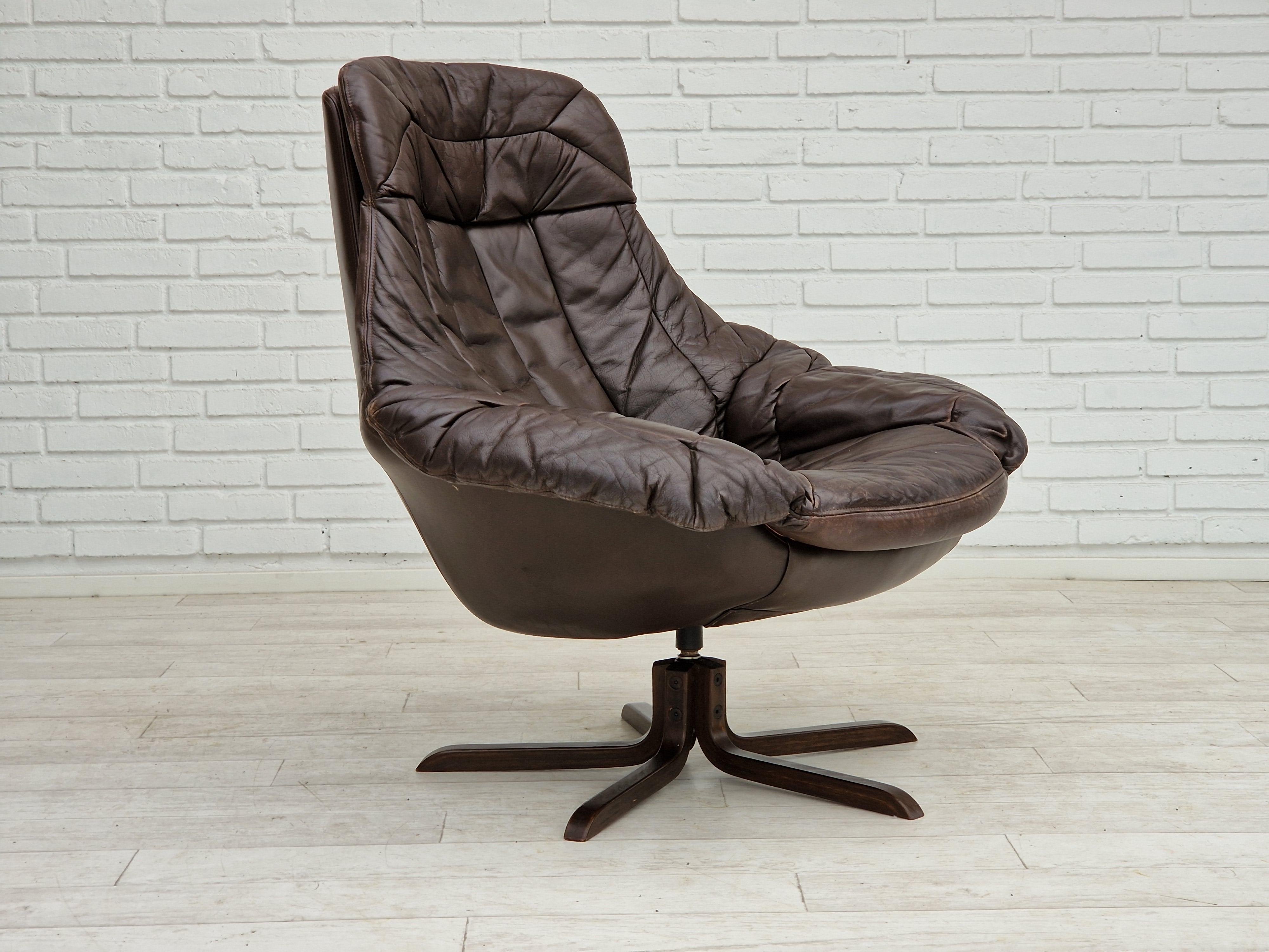 Années 1970, design danois de Henry Walter Klein, modèle de fauteuil Silhouette. Bon état d'origine : pas d'odeurs ni de taches. La chaise ne tourne pas, elle est installée de façon permanente. Fabriqué par le fabricant de meubles danois Bramin