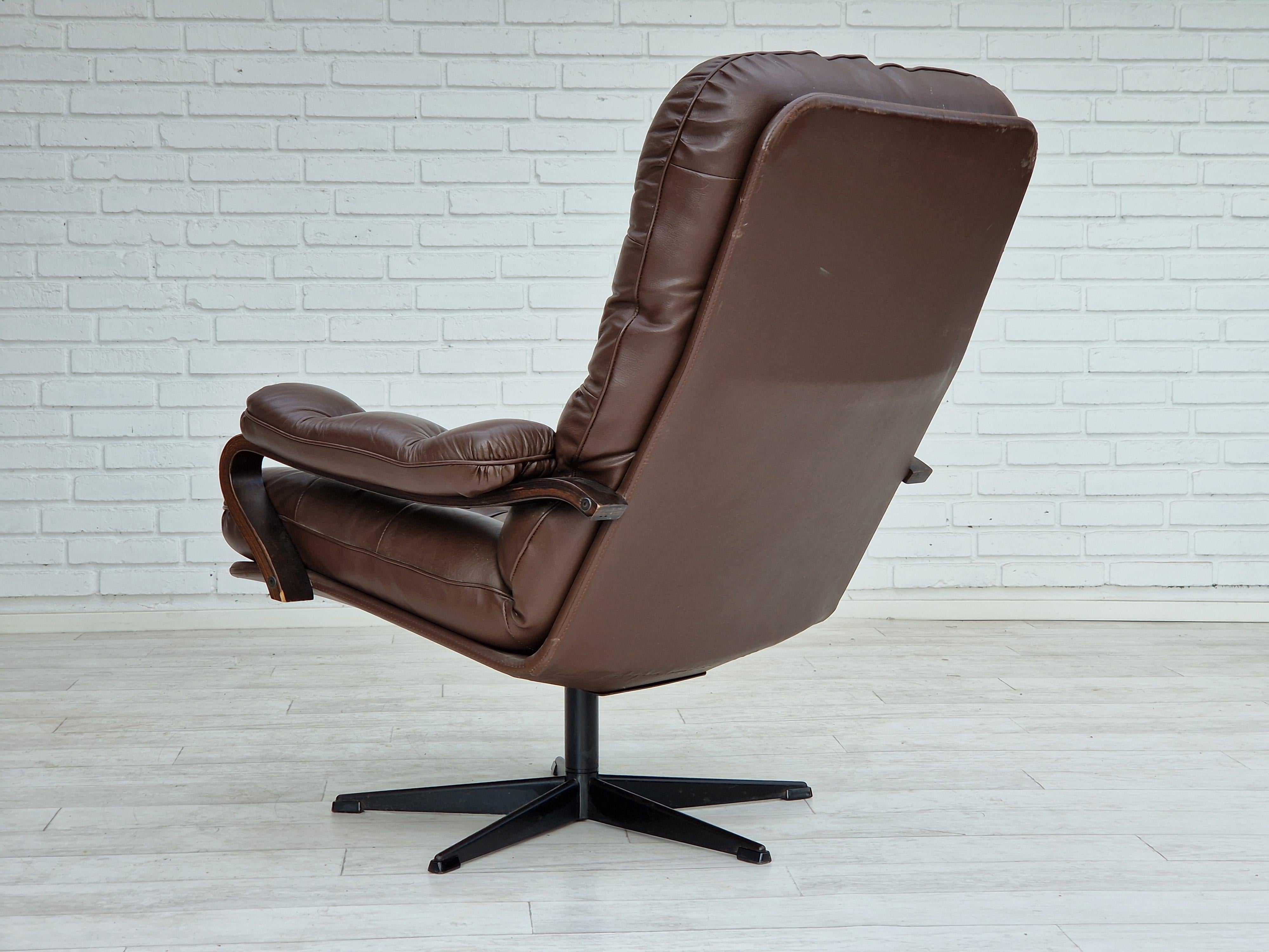 1970, Vintage Danish, paire de fauteuils pivotants en cuir, état d'origine. en vente 3
