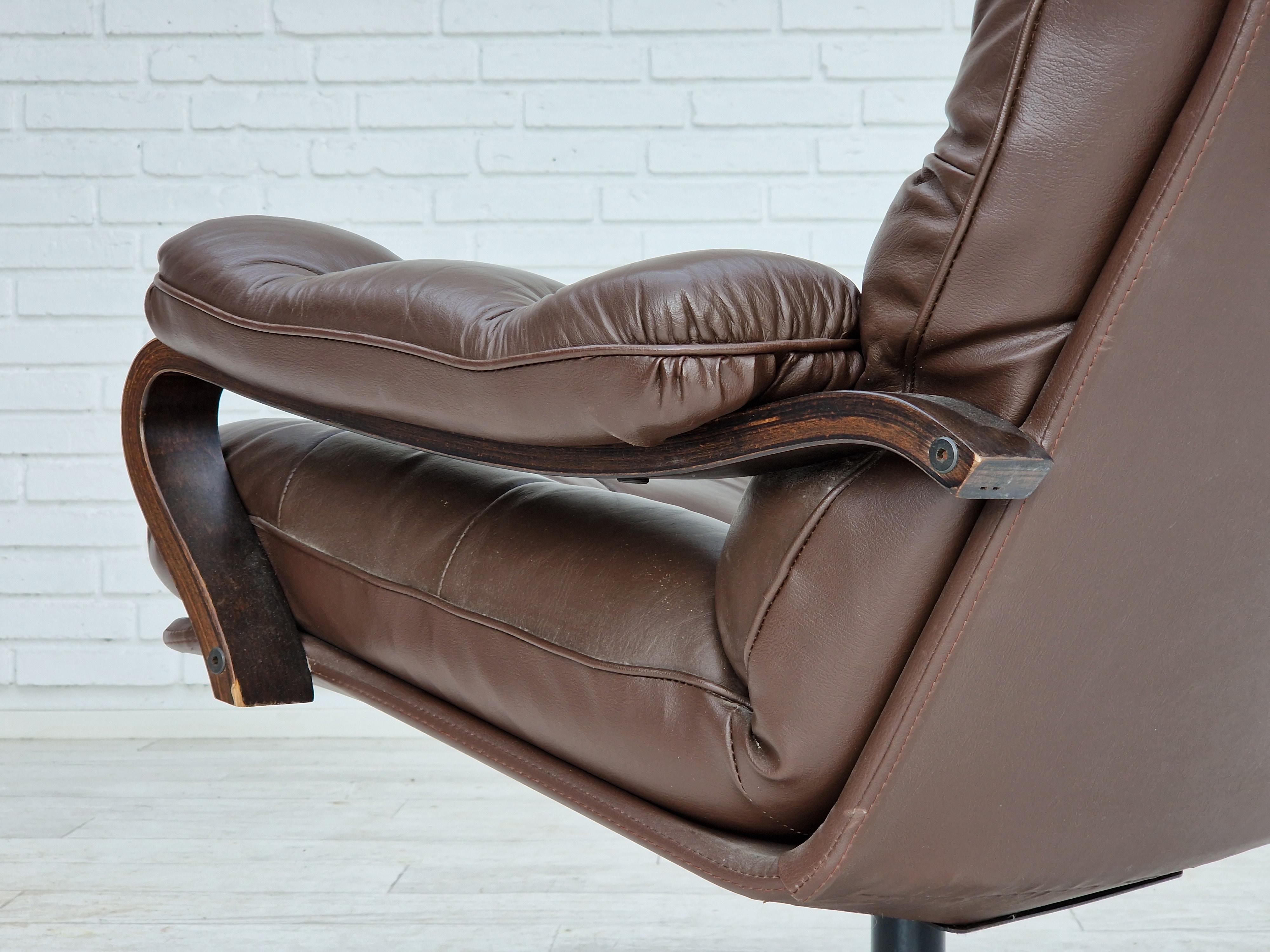1970s, Vintage Danish, pair of swivel leather armchairs, original condition. 5