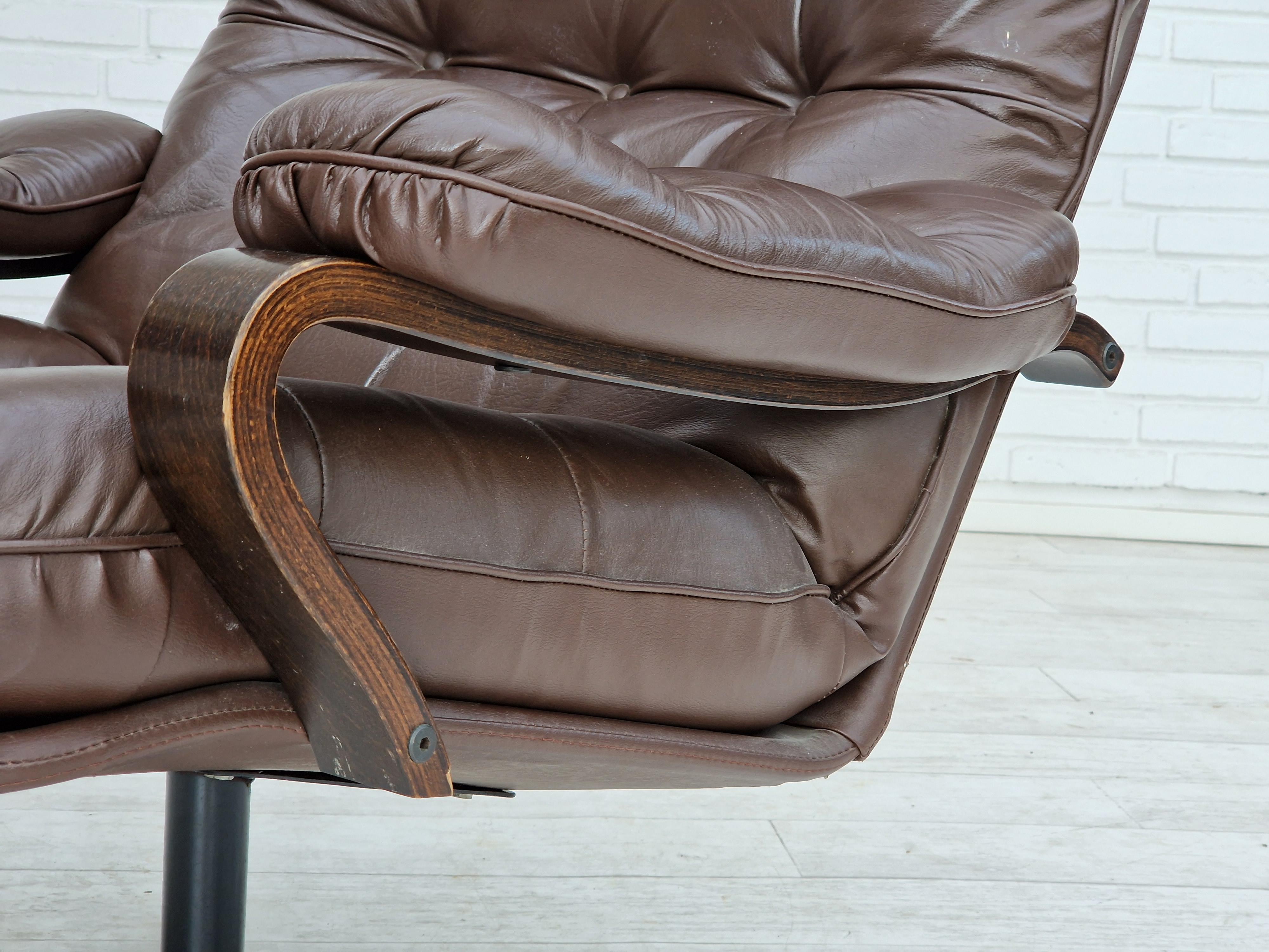 1970, Vintage Danish, paire de fauteuils pivotants en cuir, état d'origine. en vente 5