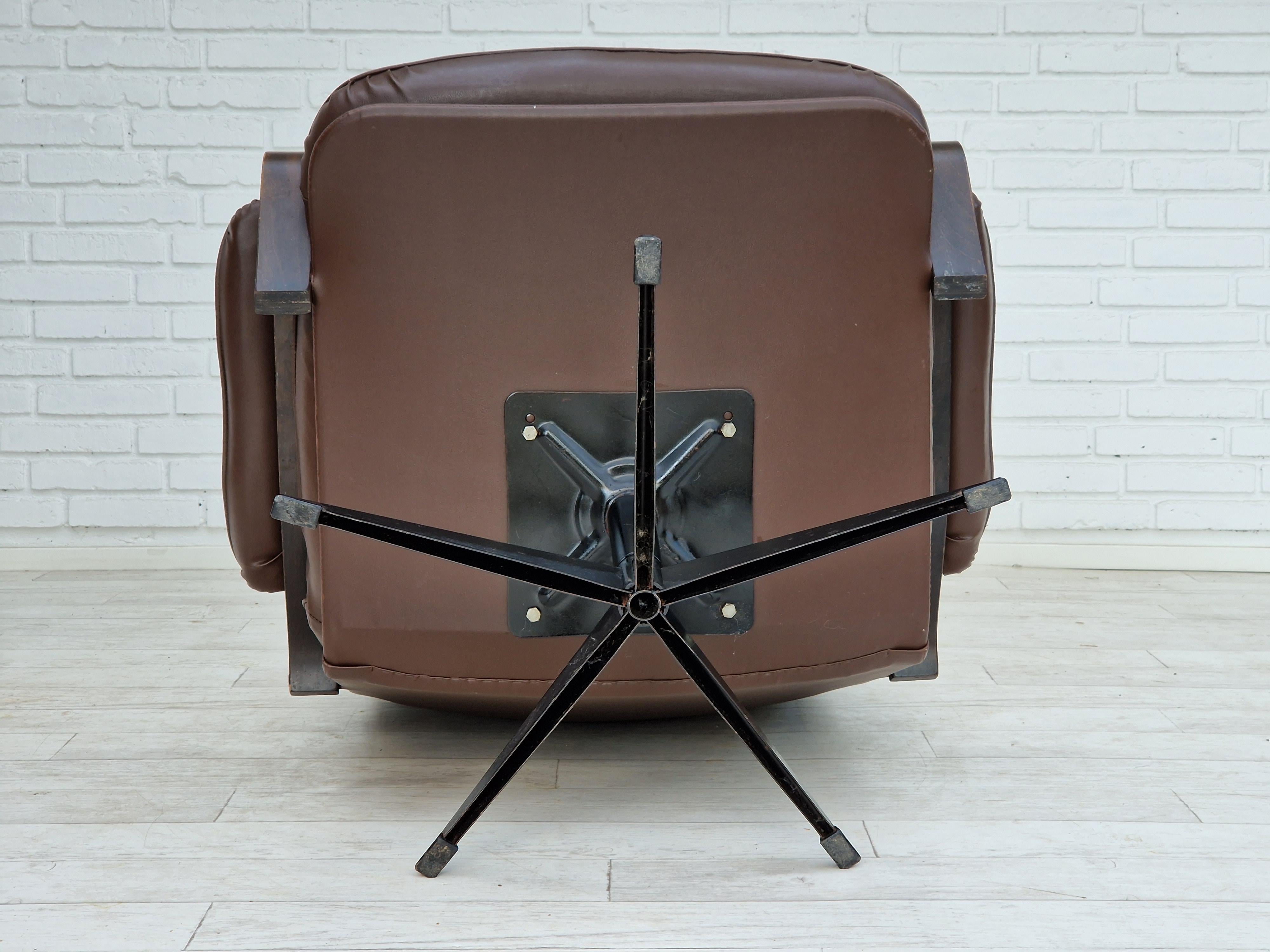 1970, Vintage Danish, paire de fauteuils pivotants en cuir, état d'origine. en vente 9