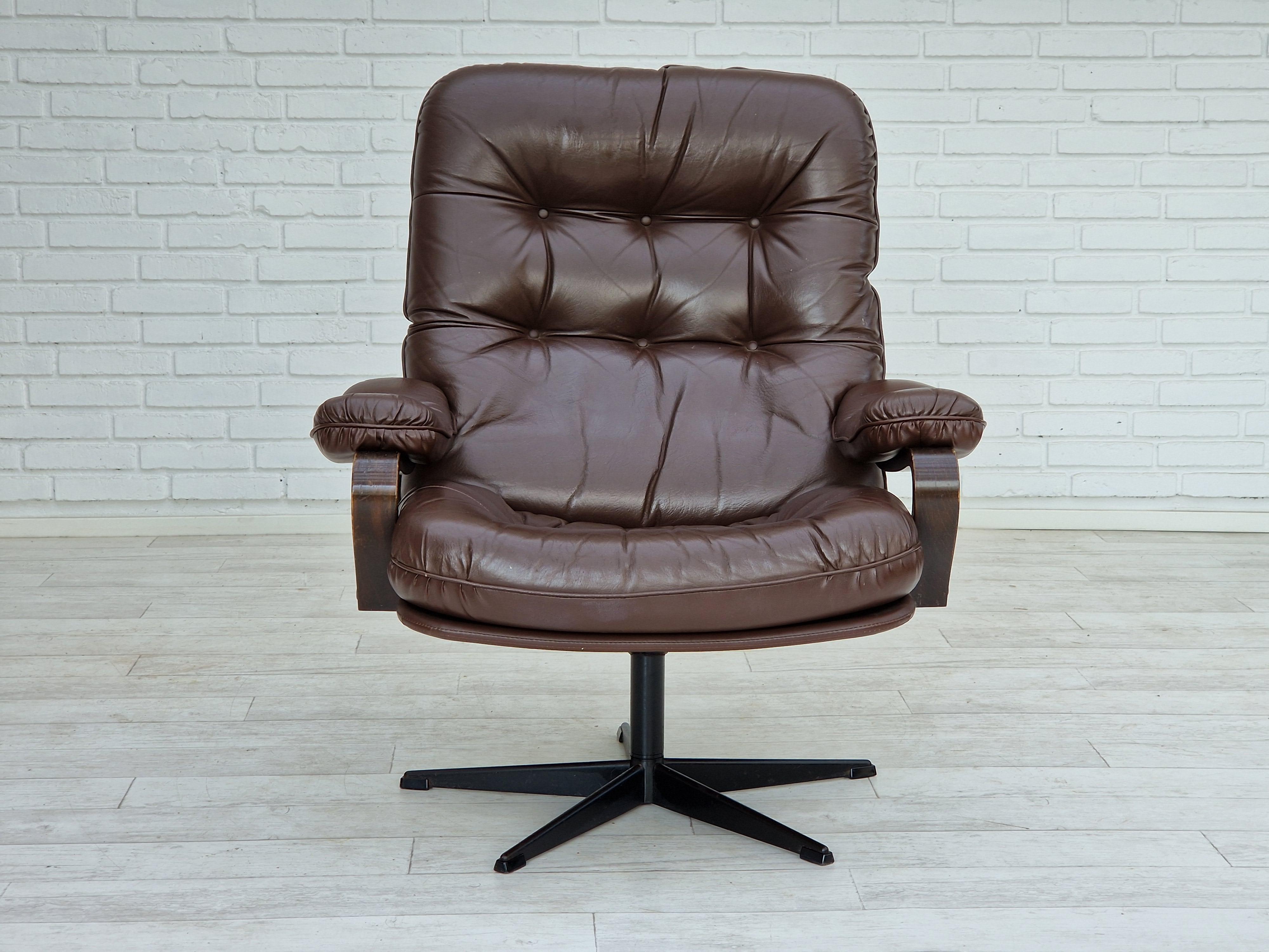 Danois 1970, Vintage Danish, paire de fauteuils pivotants en cuir, état d'origine. en vente