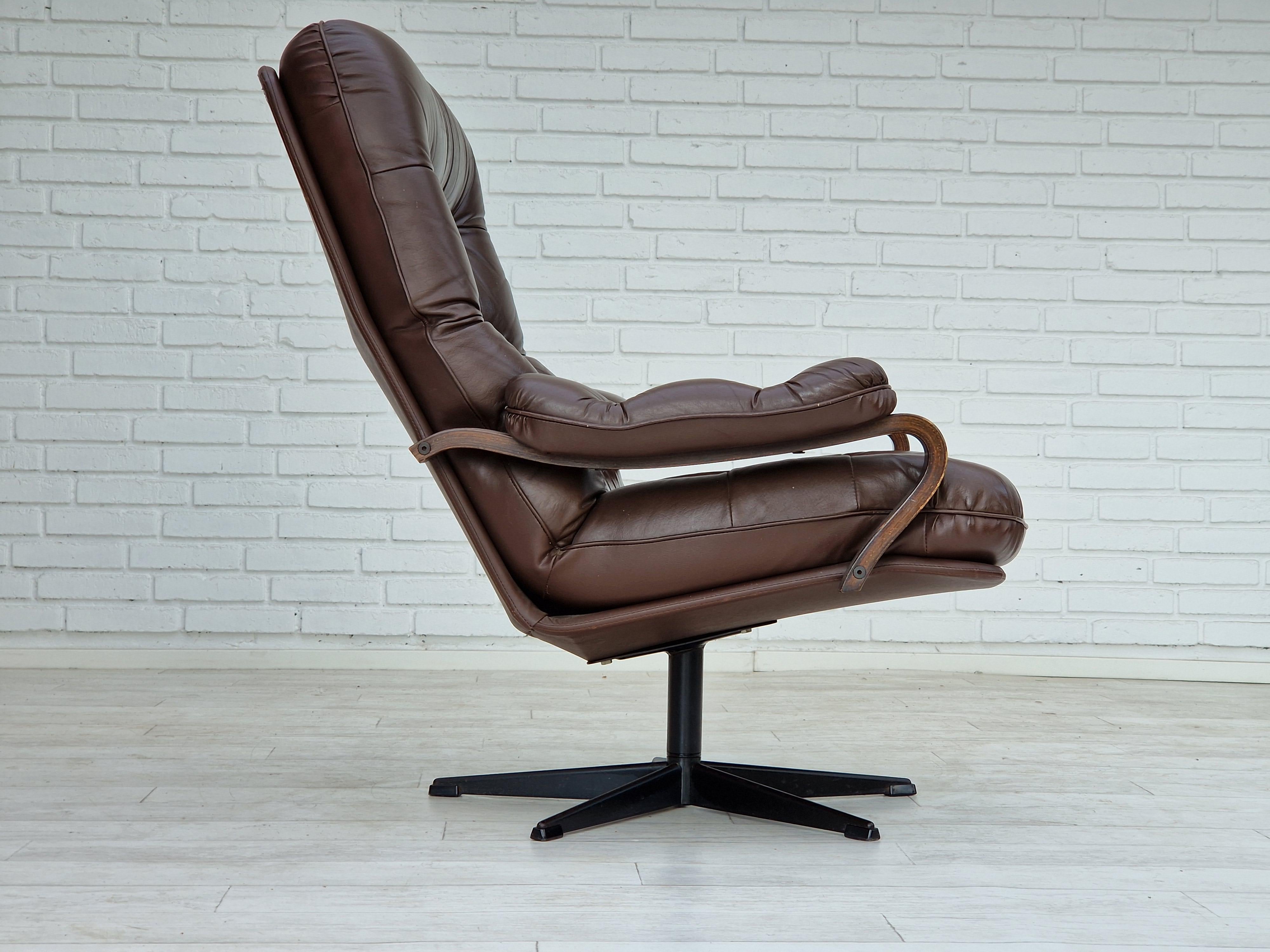 1970s, Vintage Danish, pair of swivel leather armchairs, original condition. 2
