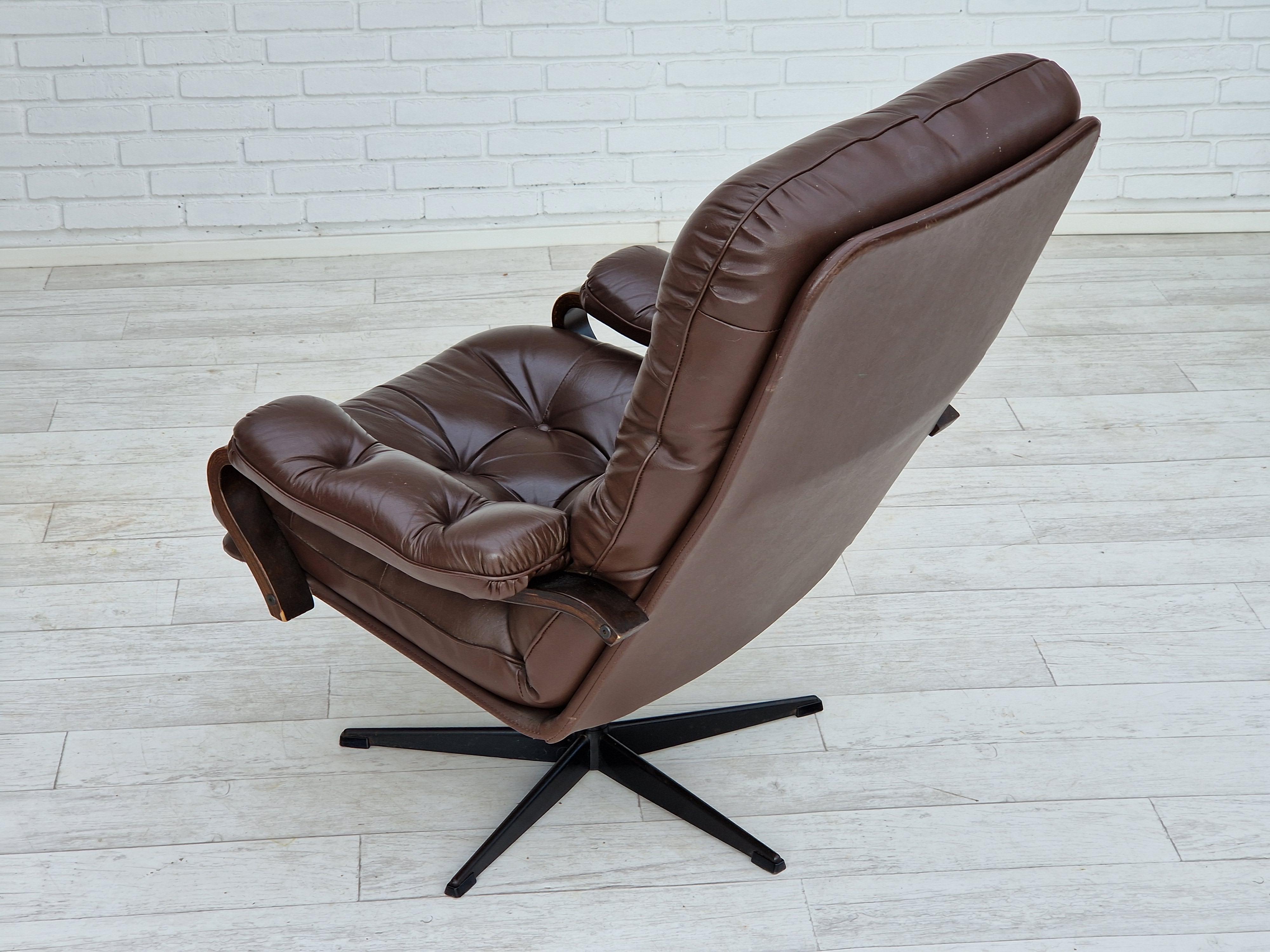 1970, Vintage Danish, paire de fauteuils pivotants en cuir, état d'origine. en vente 2