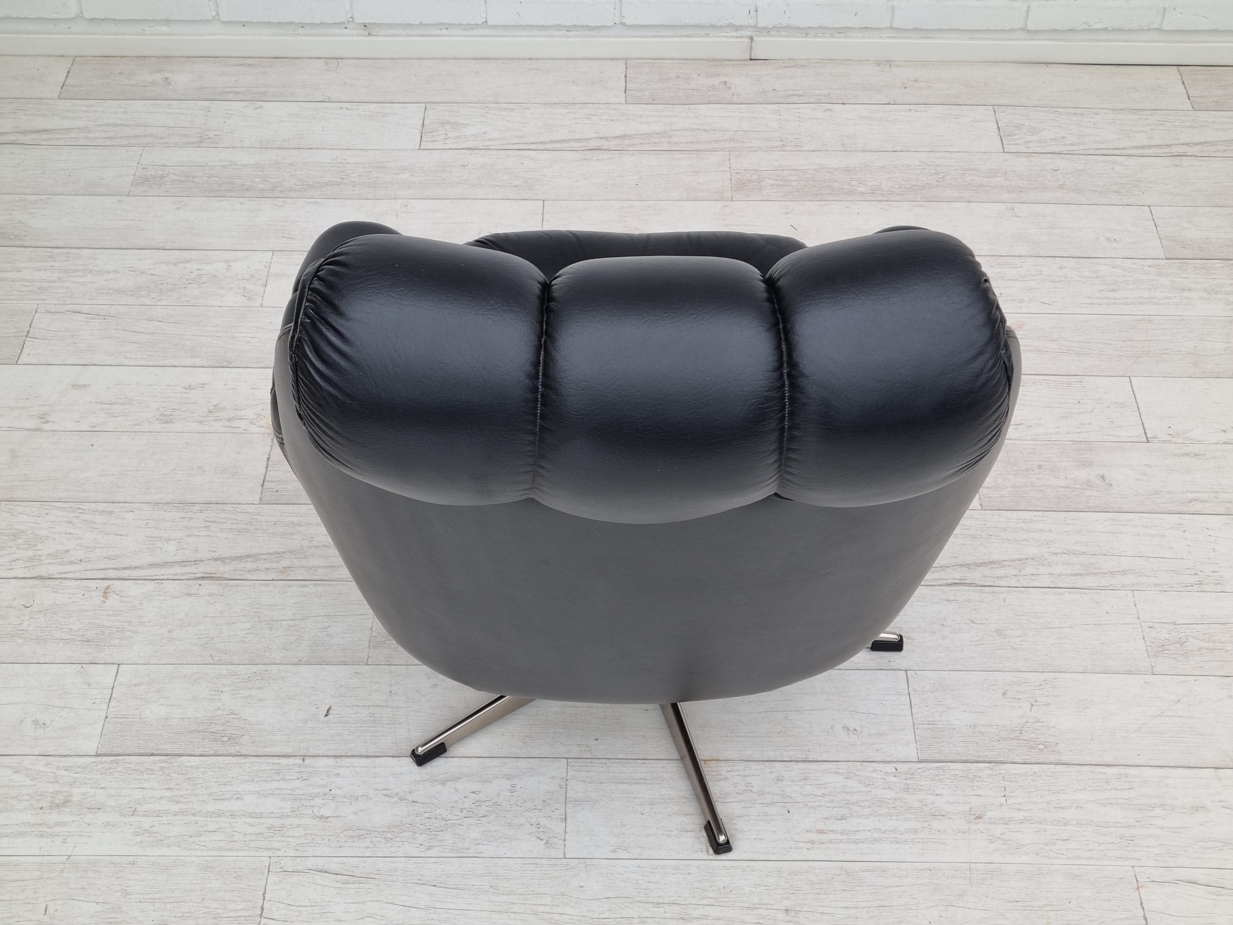 1970s, Vintage Danish swivel leather armchair, original condition For Sale 2