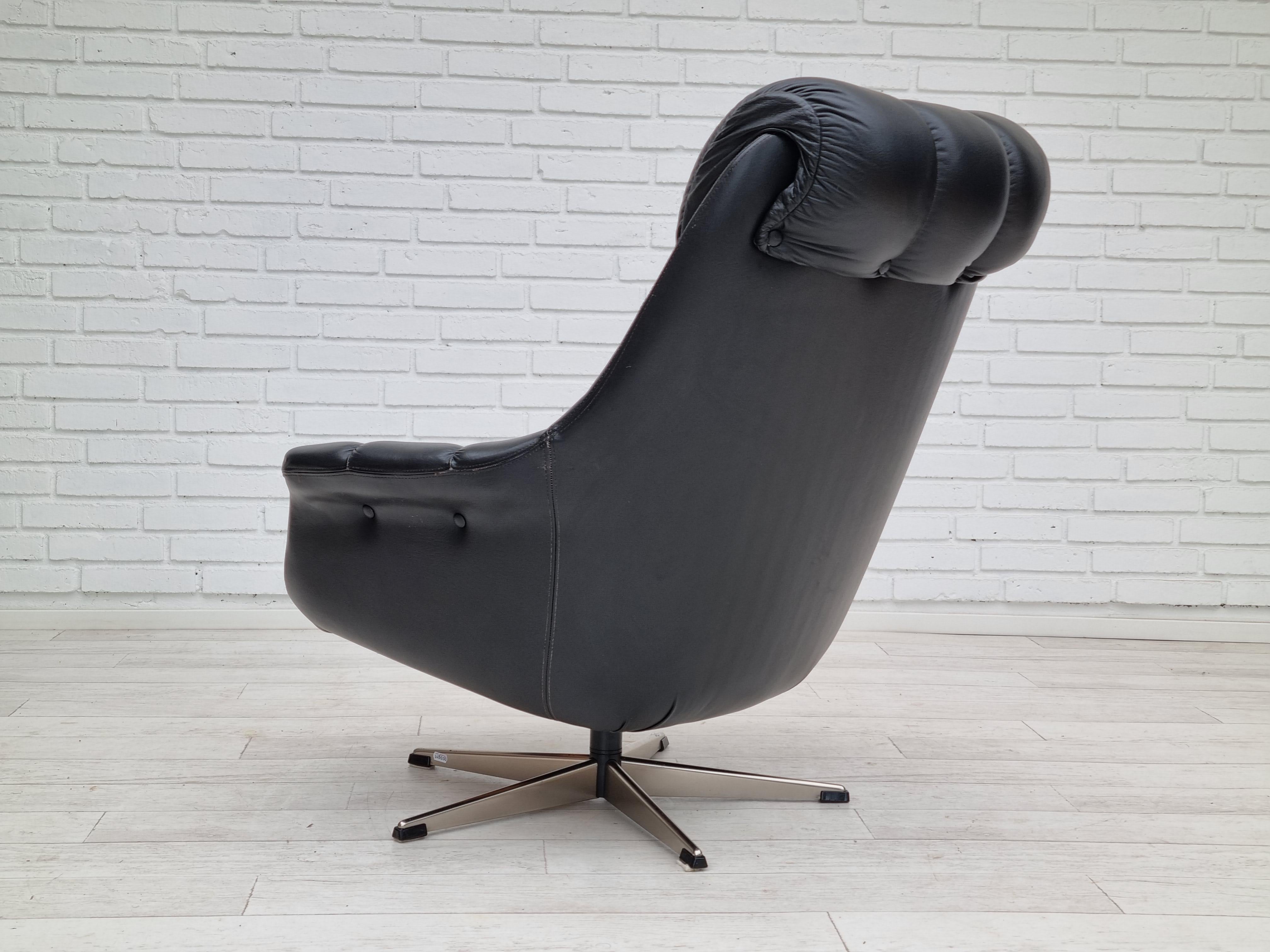 1970s, Vintage Danish swivel leather armchair, original condition For Sale 3